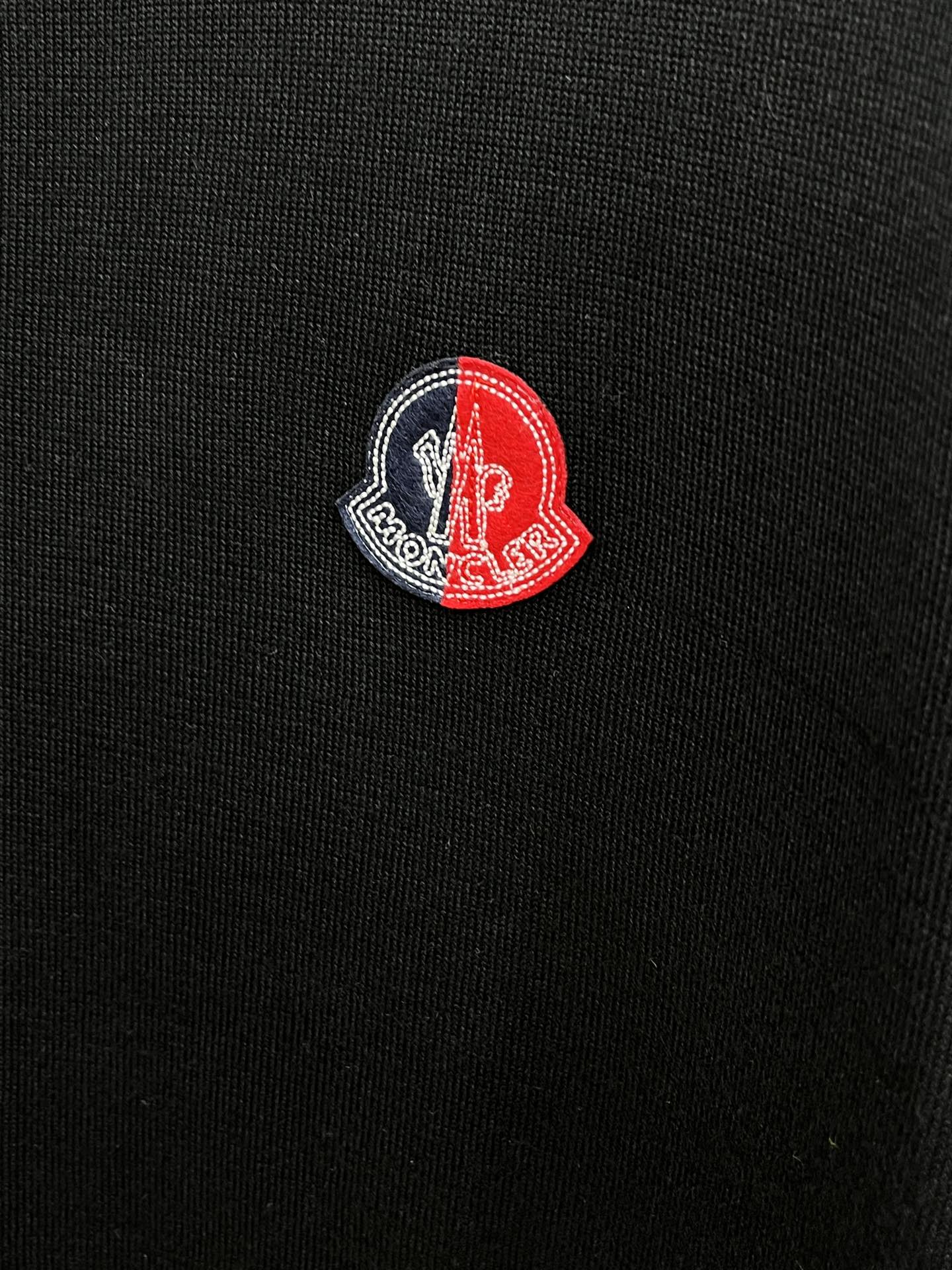 新品 Mon 🔥🔥春夏新品针织翻领Polo衫，进口纱线针织面料，手感柔软。胸前图案采用立体刺绣工艺，正面