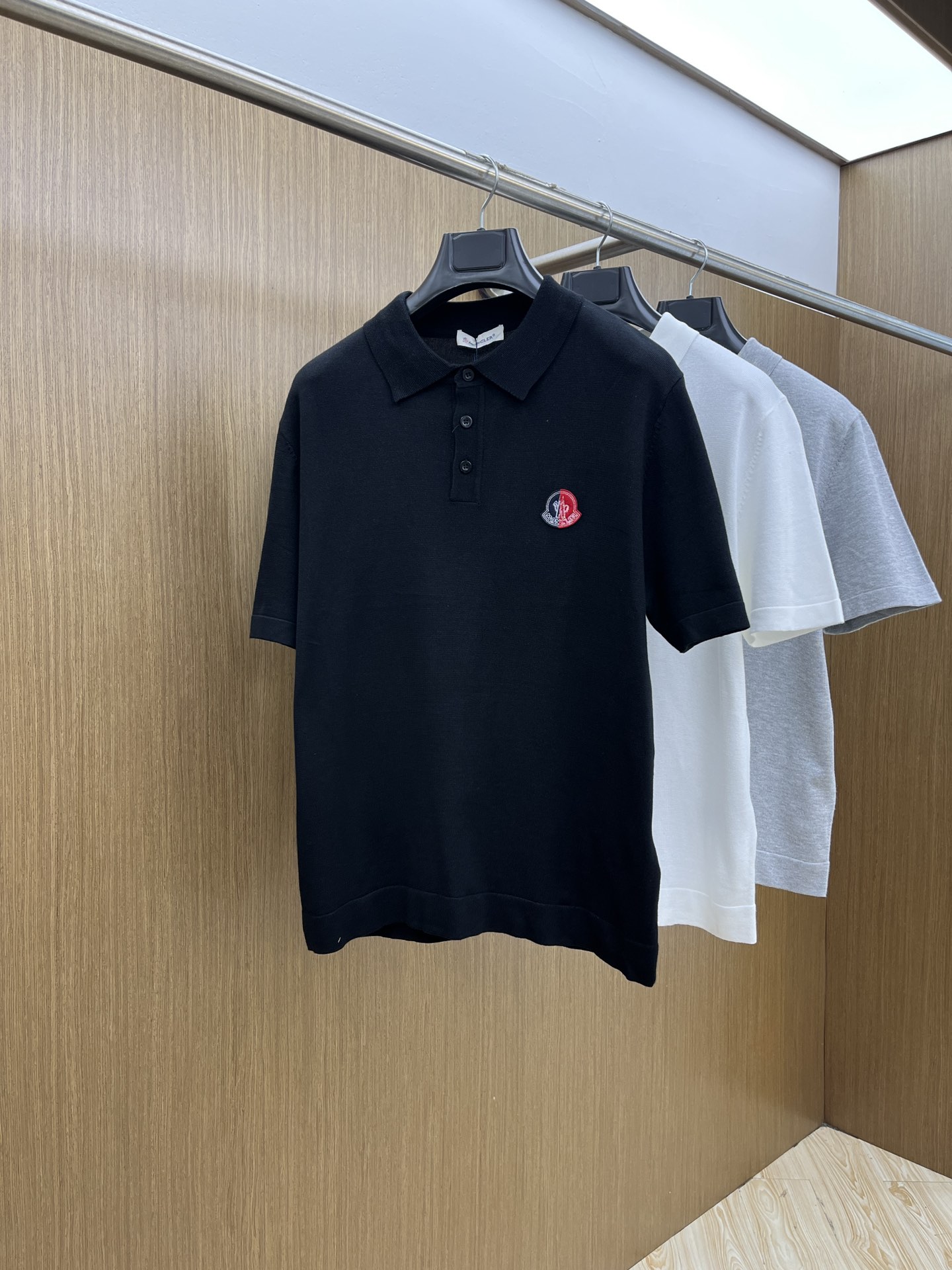 新品 Mon 🔥🔥春夏新品针织翻领Polo衫，进口纱线针织面料，手感柔软。胸前图案采用立体刺绣工艺，正面