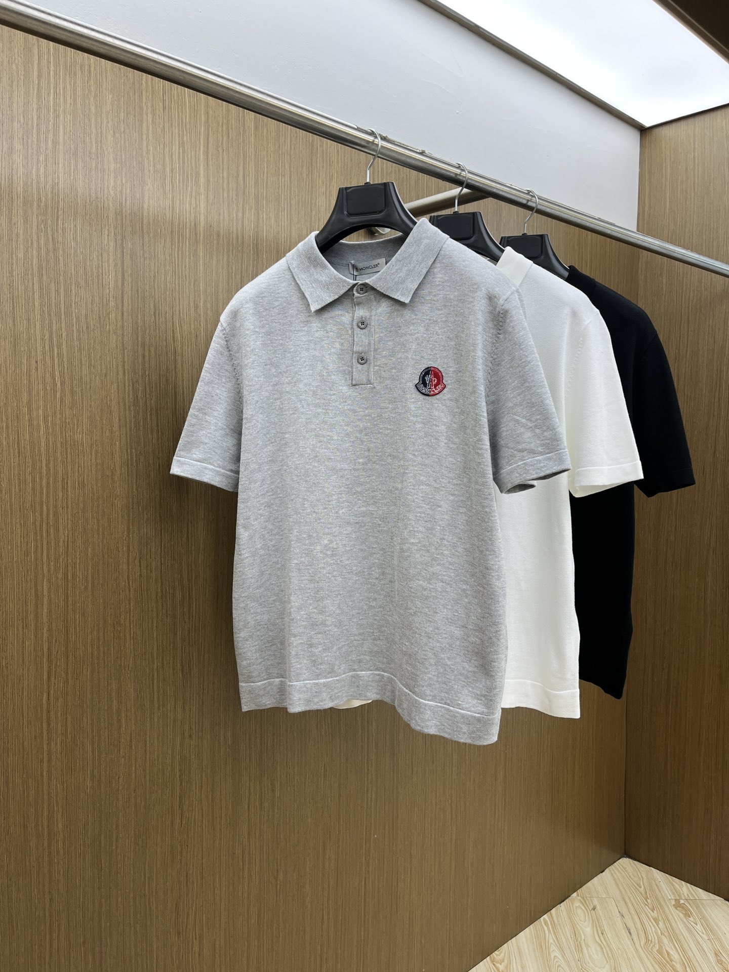 新品 Mon 🔥🔥春夏新品针织翻领Polo衫，进口纱线针织面料，手感柔软。胸前图案采用立体刺绣工艺，正面