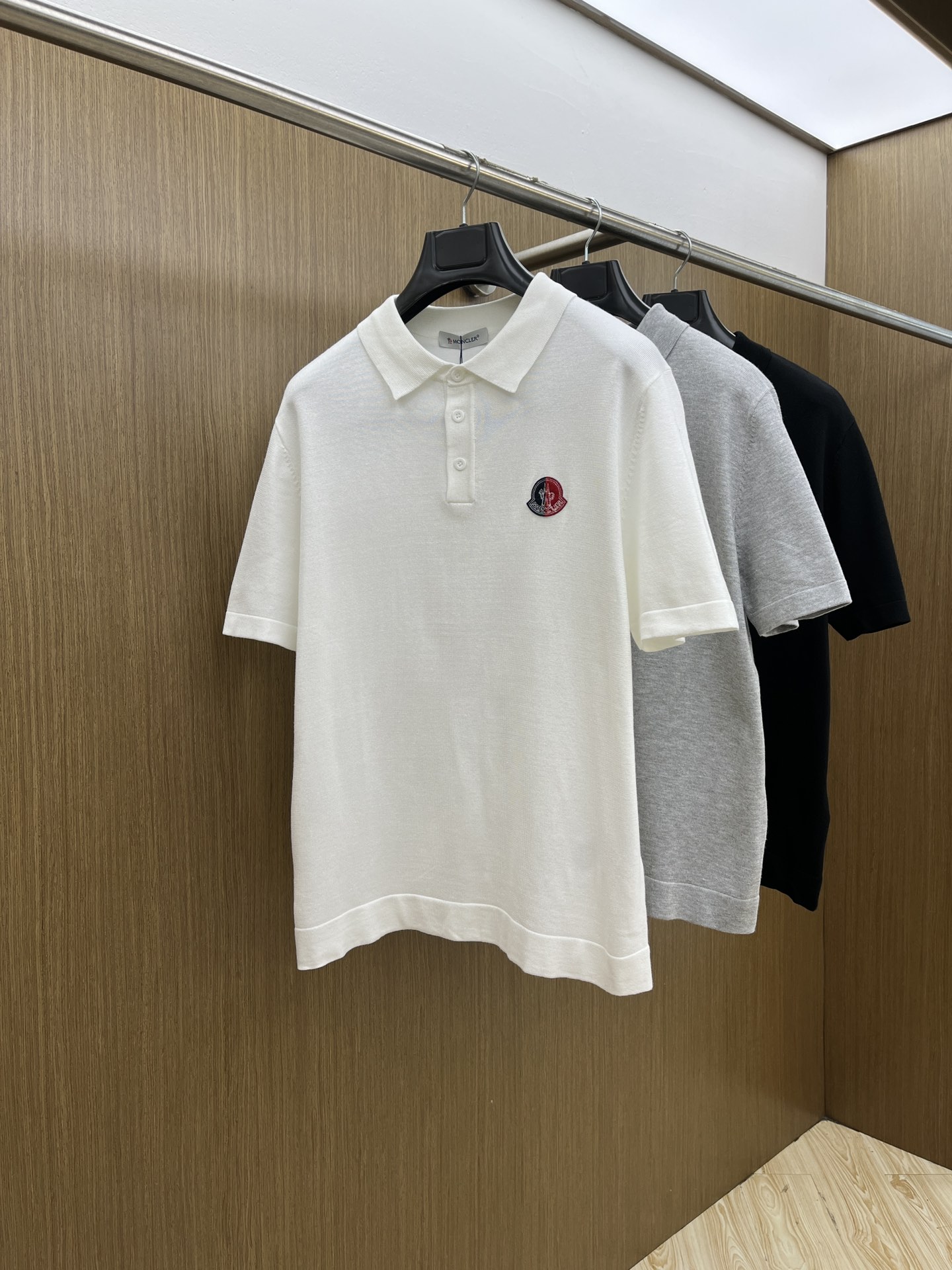 NO:467275,New product Mon Spring and summer new knitted lapel polo shirt, imported yarn knitted fabric, soft feel. The chest pattern adopts three-dimensional embroidery technology, front vertical button strap logo design, classic lapel design, neat and atmospheric, just right to modify the neck line, whether it is worn alone or with a jacket, it can show your gentlemanly demeanor, top imported private goods, fzg is luxurious, quality is unquestionable, the upper body effect is excellent, color picture color S -XL (please report height and weight if order),, jackets & coats, alexander wang19860909新品 Mon 春夏新品针织翻领polo衫,进口纱线针织面料,手感柔软.胸前图案采用立体刺绣工艺,正面竖排纽扣带logo设计,经典的翻领设计,利落又大气,恰到好处的修饰颈部线条,无论是单穿还是搭配外套,都能展现出你的绅士风度顶级进口私货,fzg不失奢华 品质毋庸置疑 上身效果超赞 颜色图片色 尺码S -XL（下单请报身高体重）,,jackets & coats,alexander wang,Men's clothing