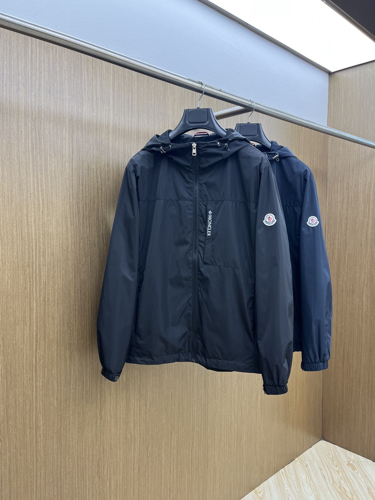 NO:481453,The new style of the new style of the new counter with the same hooded casual jacket, both business and casual!  The fabric is made of polyester fiber windproof and waterproof fabric, with inner polyester fiber lining. The left-hand brand shows the luxury of the brand, exquisite and exquisite craftsmanship, waterproof and breathable, soft and delicate. It is stylish, customized hardware, special mold opening and customization of slider, very neat, and knot a series of small-detail craftsmanship applications, trademark tags, all of which should be complete, trading company perfect goods must be high-end people, original hardware and auxiliary materials are complete, free to enter and exit the counter, wt buy with confidence. Color black blue Size M-L-XL-XXL-3XL,, jackets & coats,hats,alexander wang19860909新款 Mon 年早春新款专柜同款连帽休闲夹克,商务休闲两不误！面料采用聚酯纤维防风防水面料,内里聚酯纤维内衬,左手品牌彰显品牌奢华,工艺精湛考究,防水透气,柔软细腻.且有型,定做五金,拉头特殊开模定制,做工方面走线,非常工整,套结一系列小细节工艺的应用, 商标 吊牌,一应具全,贸易公司完美货品高端人士必备单品,原厂五金辅料三标齐全,随意出入专柜,wt放心购买. 颜色黑色 蓝色 尺码M-L-XL-XXL-3XL,,jackets & coats,hats,alexander wang,Men's clothing