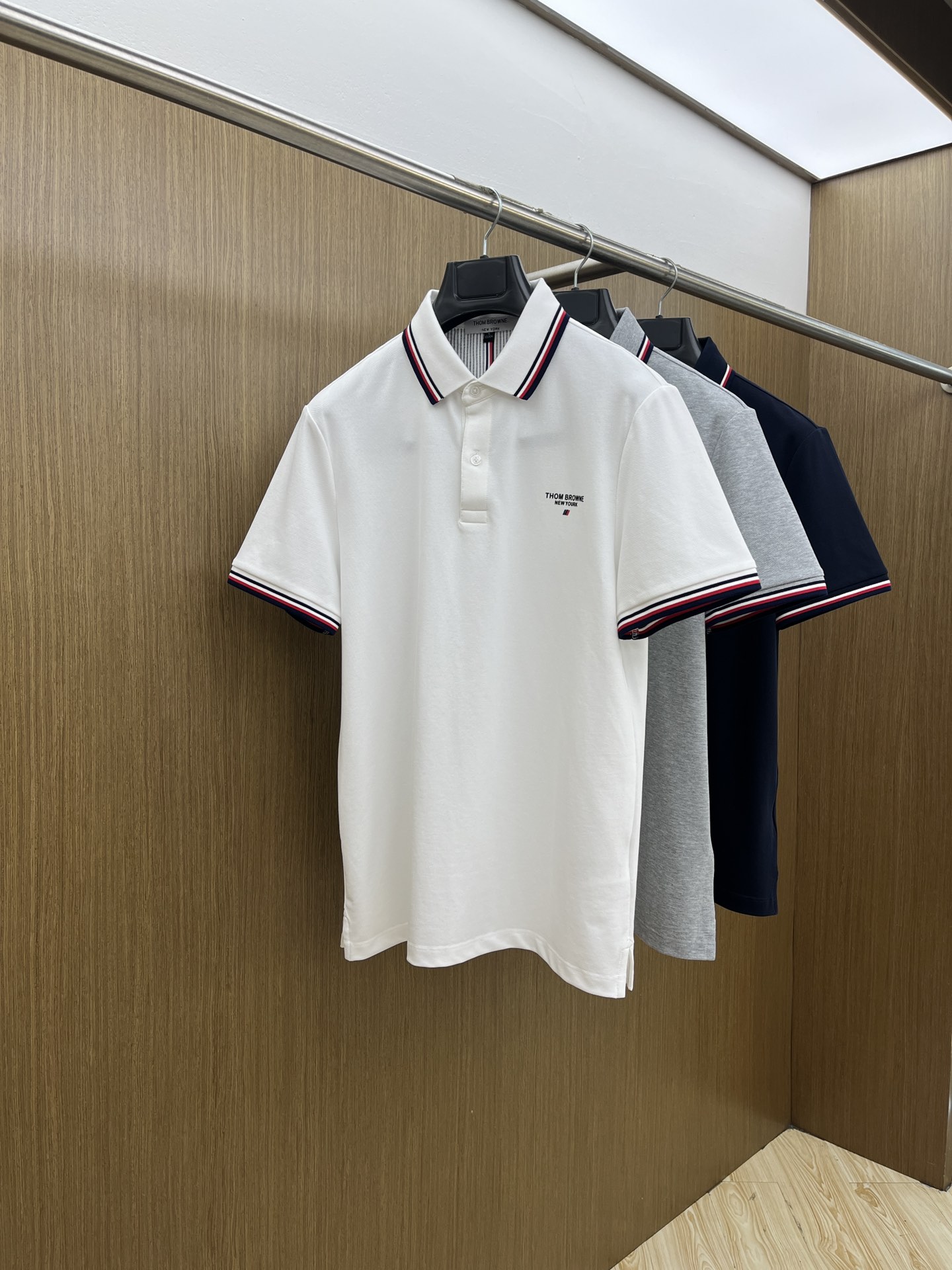 NO:478060,New products TB2025 official website spring and summer new style, counters are launched simultaneously. Men's lapel short-sleeved POLO shirt, high-end main line series, imported bead mercerized cotton fabric, first-class texture, excellent skin-friendly, silky and delicate touch, fashionable three-button opening and closing placket design, paired with small lapels and fashionable and age-reducing, fms' upper body has a full Italian tone and full shape. M-4XL, T-shirt, alexander wang19860909新品 TB2025官网春夏新款 专柜同步上市 男士翻领短袖POLO衫,高端主线系列,进口珠地丝光棉面料,质感一流,亲肤性极佳,触感丝滑细腻,时尚三扣开合门襟设计,搭配小翻领时尚且减龄,fms上身满满的意式腔调感,型格十足.码数M-4XL,,T-shirt,alexander wang,Men's clothing