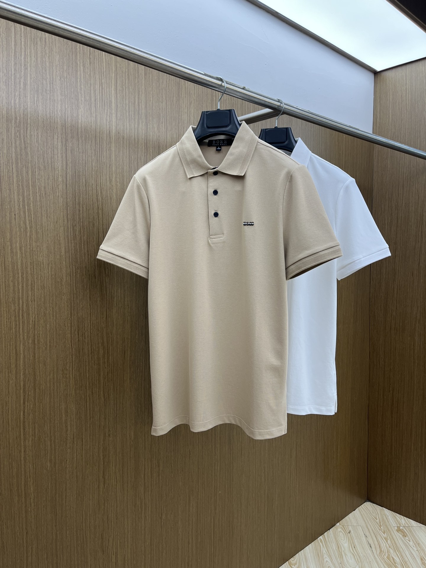 NO:478068,New product Boss2025 official website spring and summer new style, counter is launched simultaneously. Men's lapel short-sleeved POLO shirt, high-end main line series, imported bead mercerized cotton fabric, first-class texture, excellent skin-friendly, silky and delicate touch, fashionable three-button opening and closing placket design, paired with small lapels and age-reducing, fms' upper body is full of Italian tone, full of shape. M-4XL, T-shirt, alexander wang19860909新品 Boss2025官网春夏新款 专柜同步上市 男士翻领短袖POLO衫,高端主线系列,进口珠地丝光棉面料,质感一流,亲肤性极佳,触感丝滑细腻,时尚三扣开合门襟设计,搭配小翻领时尚且减龄,fms上身满满的意式腔调感,型格十足.码数M-4XL,,T-shirt,alexander wang,Men's clothing