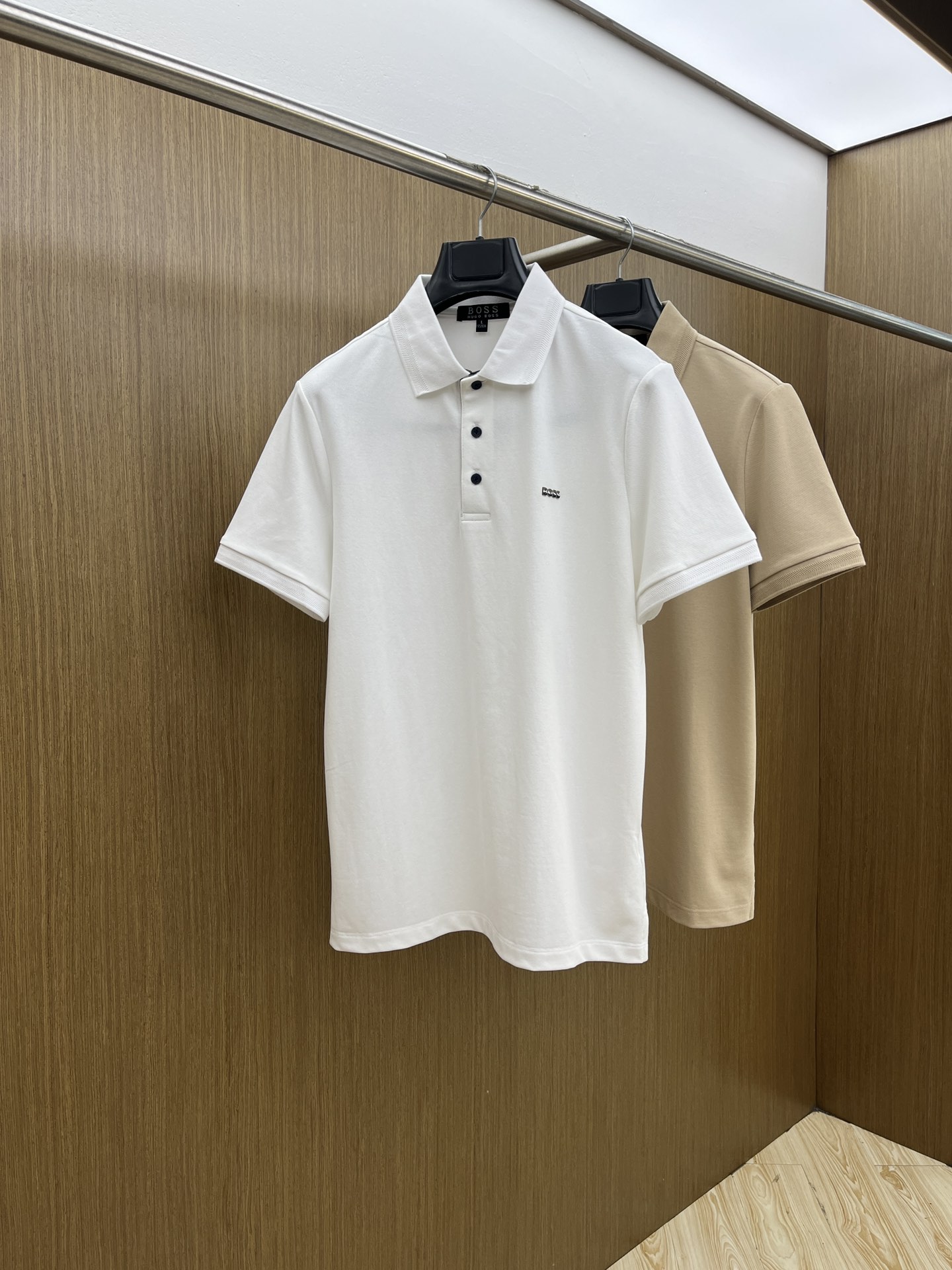 NO:478076,New product Boss 2025 official website spring and summer new style, counter is launched simultaneously. Men's lapel short-sleeved POLO shirt, high-end main line series, imported bead mercerized cotton fabric, first-class texture, excellent skin-friendly, silky and delicate touch, fashionable three-button opening and closing placket design, paired with small lapels and fashionable and age-reducing, fms' upper body has a full Italian tone and full shape. M-4XL, T-shirt, alexander wang19860909新品 Boss 2025官网春夏新款 专柜同步上市 男士翻领短袖POLO衫,高端主线系列,进口珠地丝光棉面料,质感一流,亲肤性极佳,触感丝滑细腻,时尚三扣开合门襟设计,搭配小翻领时尚且减龄,fms上身满满的意式腔调感,型格十足.码数M-4XL,,T-shirt,alexander wang,Men's clothing