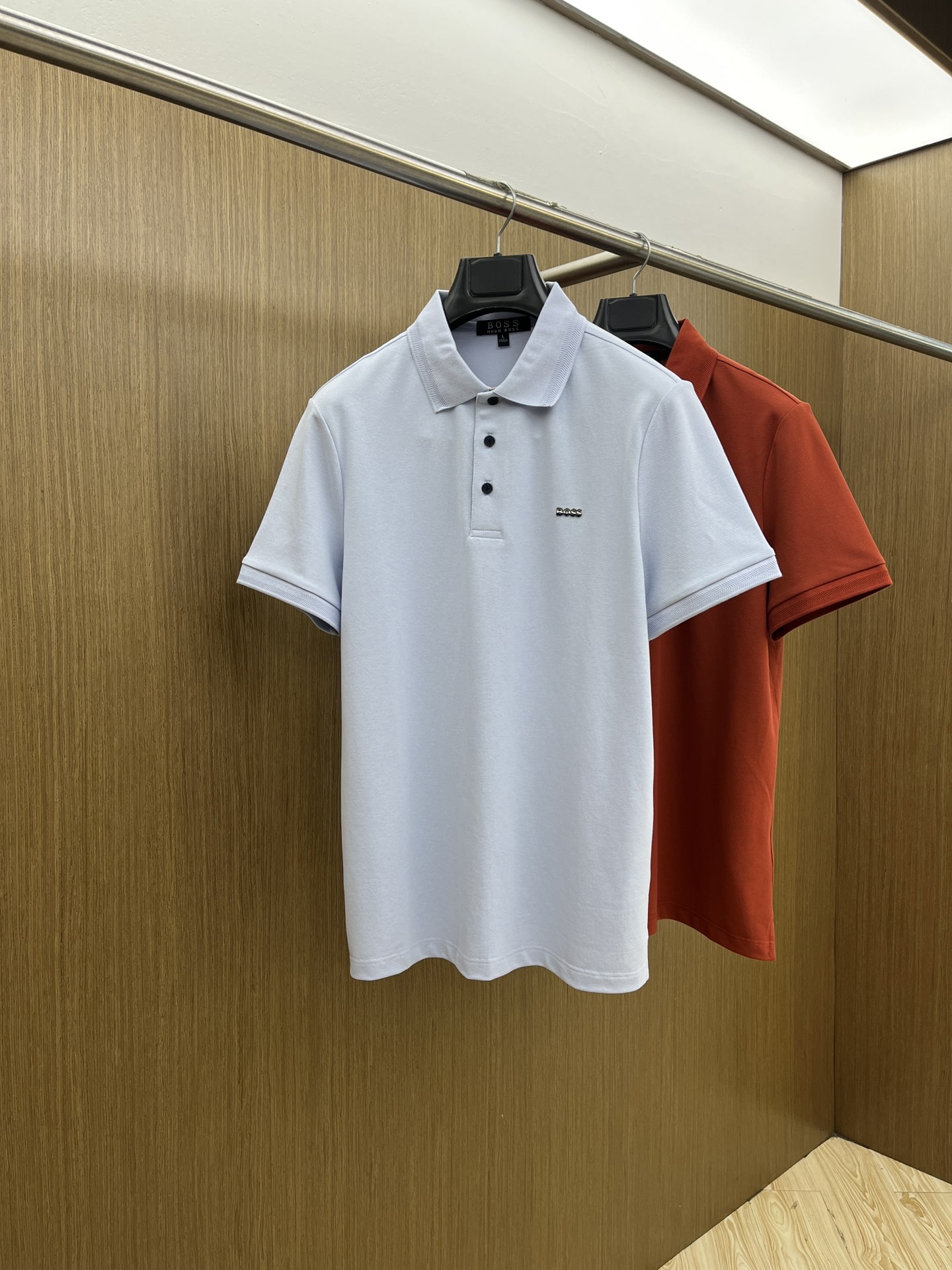 NO:478084,New product boss 2025 official website spring and summer new style, counter is launched simultaneously. Men's lapel short-sleeved POLO shirt, high-end main line series, imported bead mercerized cotton fabric, first-class texture, excellent skin-friendly, silky and delicate touch, fashionable three-button opening and closing placket design, paired with small lapels and fashionable and age-reducing, fms' upper body has a full Italian tone and full shape. M-4XL, T-shirt, alexander wang19860909新品 boss 2025官网春夏新款 专柜同步上市 男士翻领短袖POLO衫,高端主线系列,进口珠地丝光棉面料,质感一流,亲肤性极佳,触感丝滑细腻,时尚三扣开合门襟设计,搭配小翻领时尚且减龄,fms上身满满的意式腔调感,型格十足.码数M-4XL,,T-shirt,alexander wang,Men's clothing