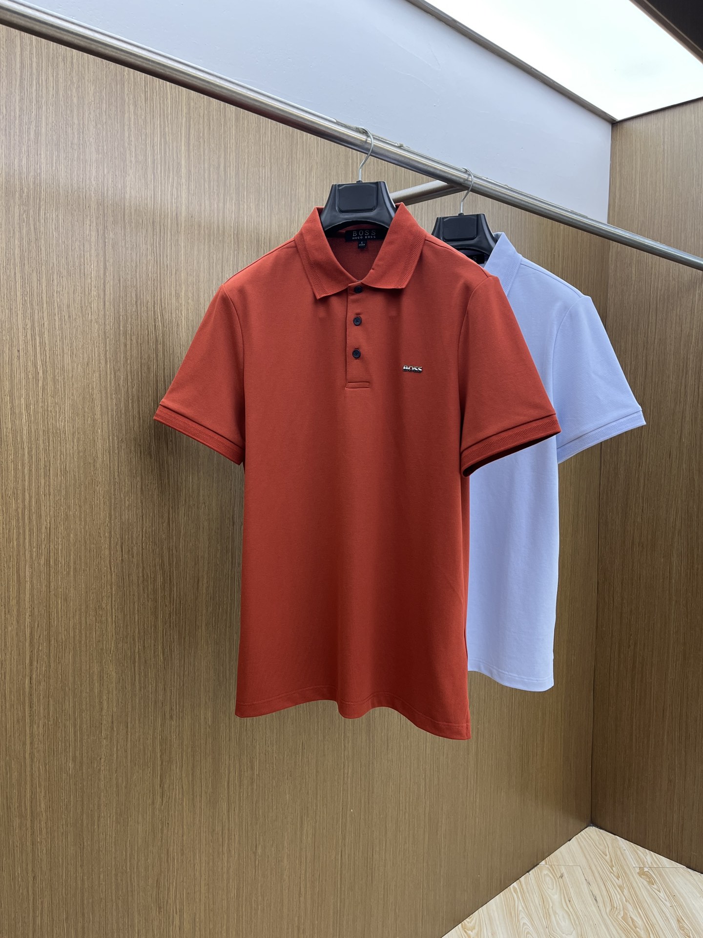 NO:478092,New product Boss 2025 official website spring and summer new style, counter is launched simultaneously. Men's lapel short-sleeved POLO shirt, high-end main line series, imported bead mercerized cotton fabric, first-class texture, excellent skin-friendly, silky and delicate touch, fashionable three-button opening and closing placket design, paired with small lapels and fashionable and age-reducing, fms' upper body has a full Italian tone and full shape. M-4XL, T-shirt, alexander wang19860909新品 Boss 2025官网春夏新款 专柜同步上市 男士翻领短袖POLO衫,高端主线系列,进口珠地丝光棉面料,质感一流,亲肤性极佳,触感丝滑细腻,时尚三扣开合门襟设计,搭配小翻领时尚且减龄,fms上身满满的意式腔调感,型格十足.码数M-4XL,,T-shirt,alexander wang,Men's clothing