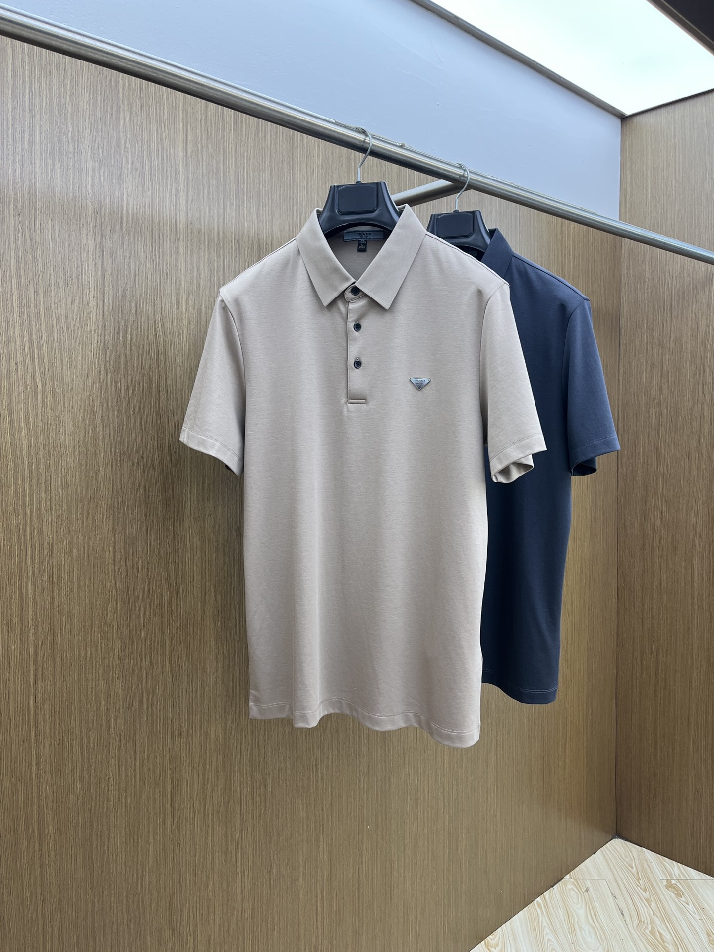 NO:478100,New product PD2025 official website spring and summer new style, counter is launched simultaneously. Men's lapel short-sleeved POLO shirt, high-end main line series, imported bead mercerized cotton fabric, first-class texture, excellent skin-friendly, silky and delicate touch, fashionable three-button opening and closing placket design, paired with small lapels and age-reducing, fms' upper body is full of Italian tone, full of shape. M-4XL, T-shirt, alexander wang19860909新品 PD2025官网春夏新款 专柜同步上市 男士翻领短袖POLO衫,高端主线系列,进口珠地丝光棉面料,质感一流,亲肤性极佳,触感丝滑细腻,时尚三扣开合门襟设计,搭配小翻领时尚且减龄,fms上身满满的意式腔调感,型格十足.码数M-4XL,,T-shirt,alexander wang,Men's clothing