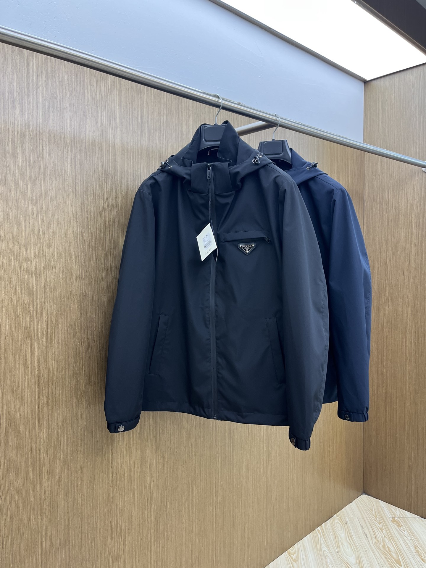 NO:481456,New PD Early Spring New hooded casual jacket for the same style as the counter, both business and casual!  The fabric is made of polyester fiber windproof and waterproof fabric, with inner polyester fiber lining. The left-hand brand shows the luxury of the brand, exquisite and exquisite craftsmanship, waterproof and breathable, soft and delicate. It is stylish, customized hardware, special mold opening and customization of slider, very neat, knotting a series of small-detail craftsmanship applications, trademark tags, all of which should be complete, trading company perfect goods must be high-end people, original hardware and auxiliary materials are complete, enter and exit the counter at will, wt buy with confidence. Color black blue Size M-L-XL-XXL-3XL,, jackets & coats,hats,alexander wang19860909新款 PD 年早春新款专柜同款连帽休闲夹克,商务休闲两不误！面料采用聚酯纤维防风防水面料,内里聚酯纤维内衬,左手品牌彰显品牌奢华,工艺精湛考究,防水透气,柔软细腻.且有型,定做五金,拉头特殊开模定制,做工方面走线,非常工整,套结一系列小细节工艺的应用, 商标 吊牌,一应具全,贸易公司完美货品高端人士必备单品,原厂五金辅料三标齐全,随意出入专柜,wt放心购买. 颜色黑色 蓝色 尺码M-L-XL-XXL-3XL,,jackets & coats,hats,alexander wang,Men's clothing