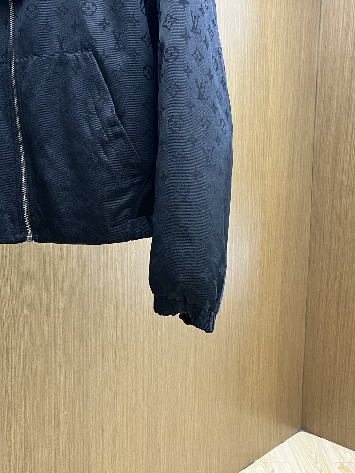 高品质 Louis Vuitton2025秋冬新款双面夹克 LV这款外套采用经典翻领双面穿款式，简约干练