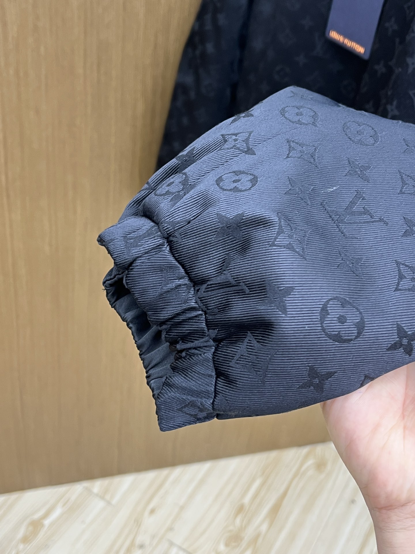 高品质 Louis Vuitton2025秋冬新款双面夹克 LV这款外套采用经典翻领双面穿款式，简约干练