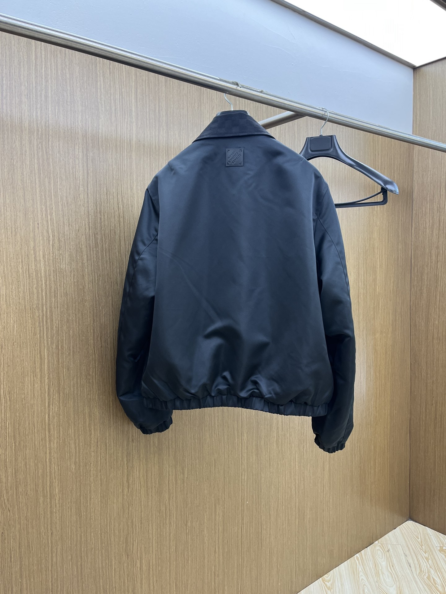 高品质 Louis Vuitton2025秋冬新款双面夹克 LV这款外套采用经典翻领双面穿款式，简约干练