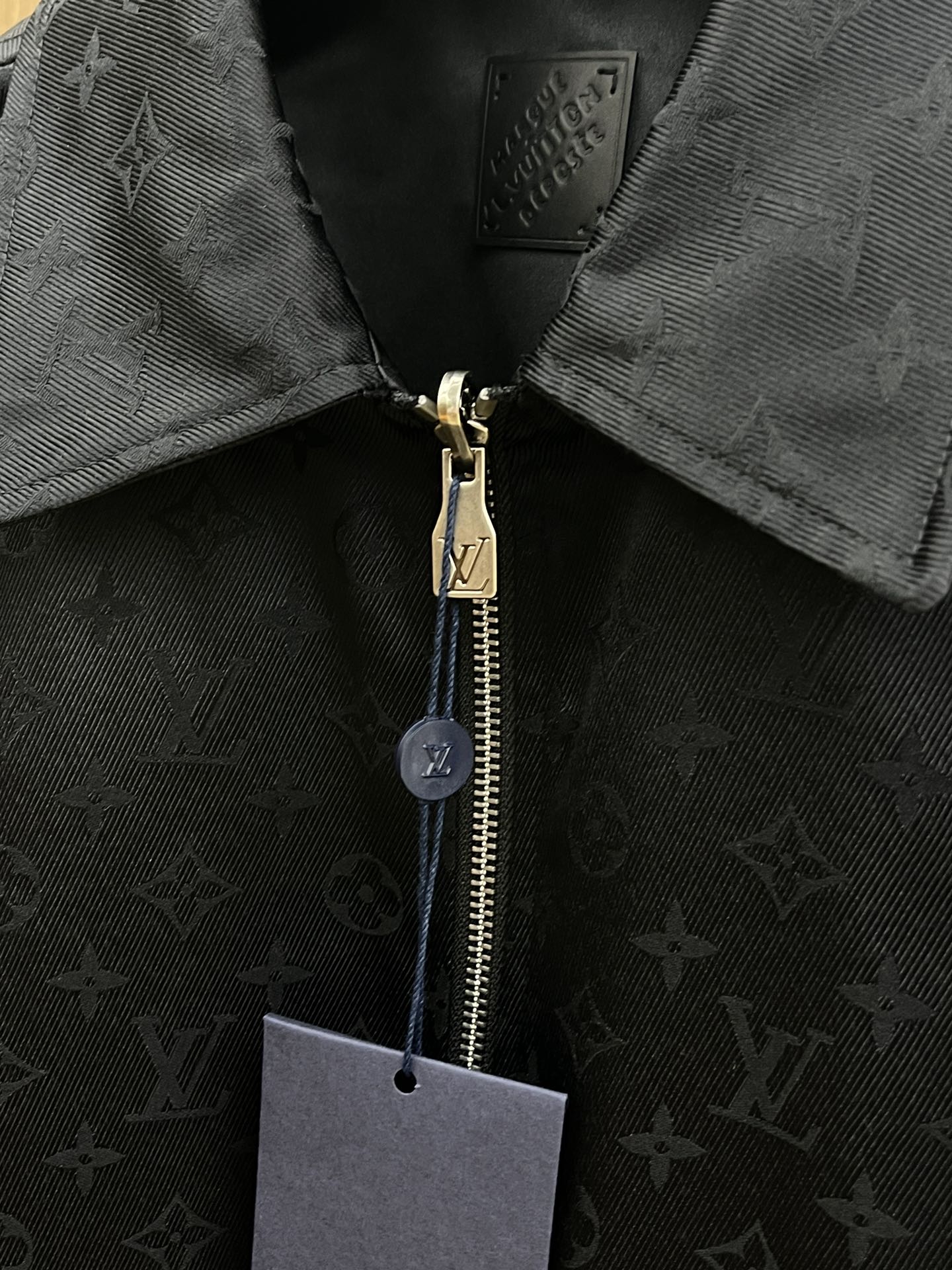 高品质 Louis Vuitton2025秋冬新款双面夹克 LV这款外套采用经典翻领双面穿款式，简约干练