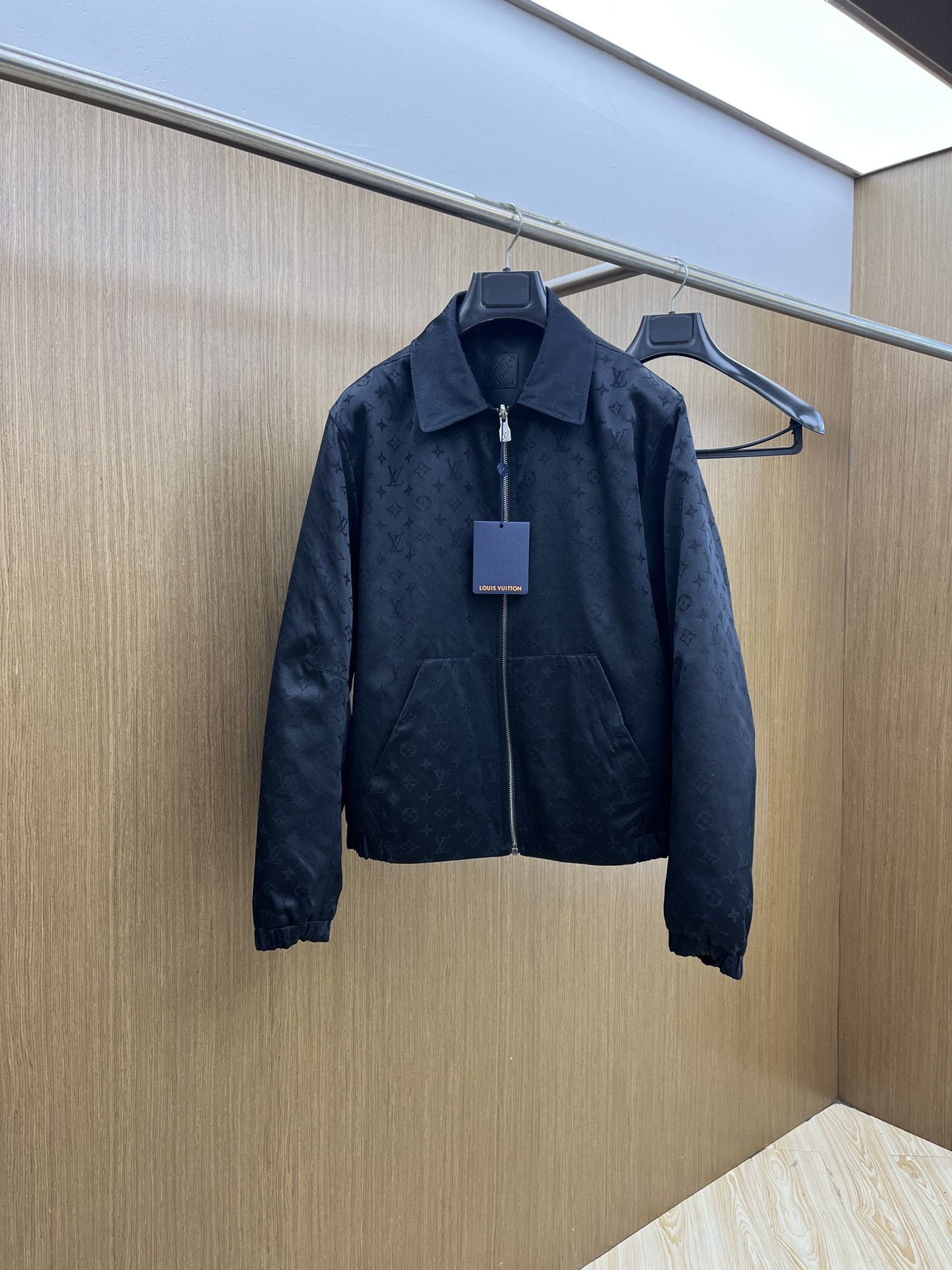 NO:509848,High-quality Louis Vuitton 2025 autumn and winter new double-sided jacket LV jacket adopts classic lapel double-sided wear style, simple and capable, suitable for business, casual and other occasions. The overall short style is neat and stylish, which can optimize the body proportions and show the tough temperament of men. The iconic LV metal logo on the chest enhances the brand recognition and fashion sense. On the one hand, it uses imported leather fabric to show its personality; on the other hand, it uses different colored plaid fabric to add visual layer and design sense; it is highly functional, and can be worn on both sides to provide different dress options, increasing the frequency and practicality of use, and adapt to different occasions and weather conditions. On the one hand, it is calm and restrained, low-key texture, suitable for business and leisure and other occasions; on the other hand, it hides surprises, fjj or has unique textures, satisfying your desire to change your style at will. Number of codes 48 50 52 54 56  color black, louis vuitton,louis vuitton,jackets & coats,jackets & coats,alexander wang19860909高品质 Louis Vuitton2025秋冬新款双面夹克 LV这款外套采用经典翻领双面穿款式,简约干练,适配商务、休闲等多种场合.整体短款版型,利落有型,可优化身材比例,展现男士硬朗气质,胸前标志性LV金属标识,提升品牌辨识度与时尚感. 一面采用进口皮质面料,尽显个性；另一面采用异色格子面料,增添视觉层次与设计感；功能性强,可双面穿提供不同穿着选择,增加使用频率和实用性,适应不同场合与天气条件.一面沉稳内敛,低调质感,适配商务休闲等多种场合；另一面暗藏惊喜,fjj或有别致纹理,满足你随心变换风格的渴望. 码数48 50 52 54 56 颜色黑色,,louis vuitton,louis vuitton,jackets & coats,jackets & coats,alexander wang,Men's clothing