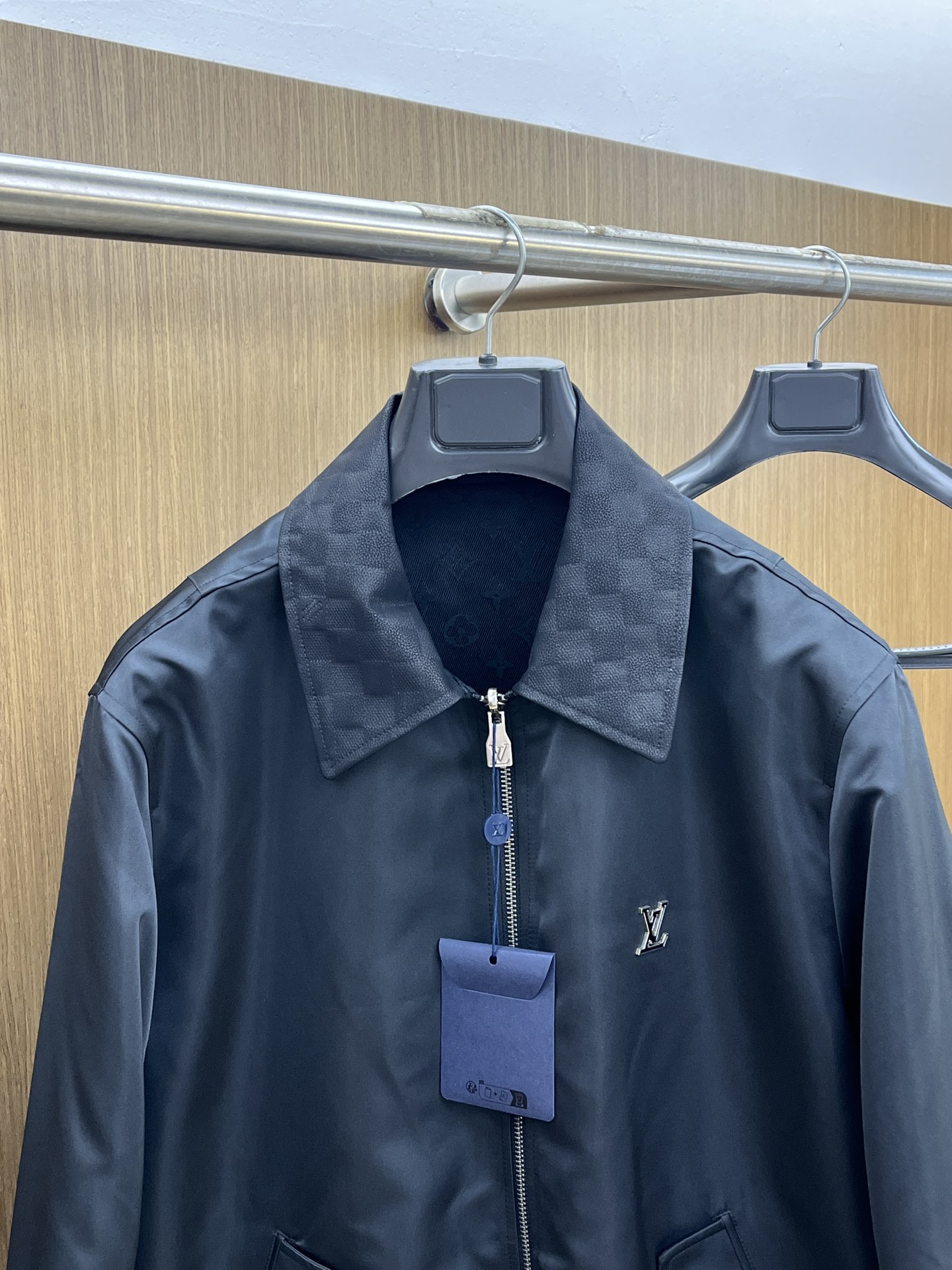 高品质 Louis Vuitton2025秋冬新款双面夹克 LV这款外套采用经典翻领双面穿款式，简约干练