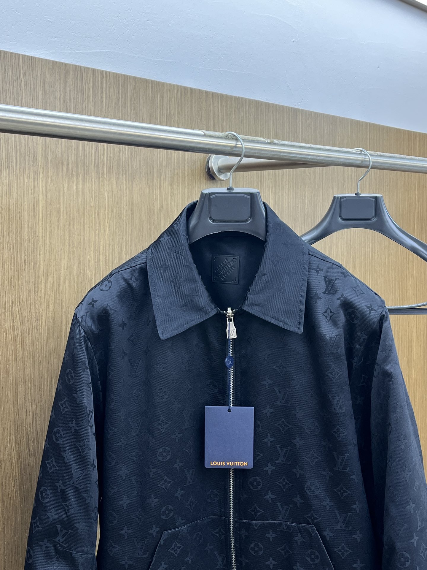 高品质 Louis Vuitton2025秋冬新款双面夹克 LV这款外套采用经典翻领双面穿款式，简约干练