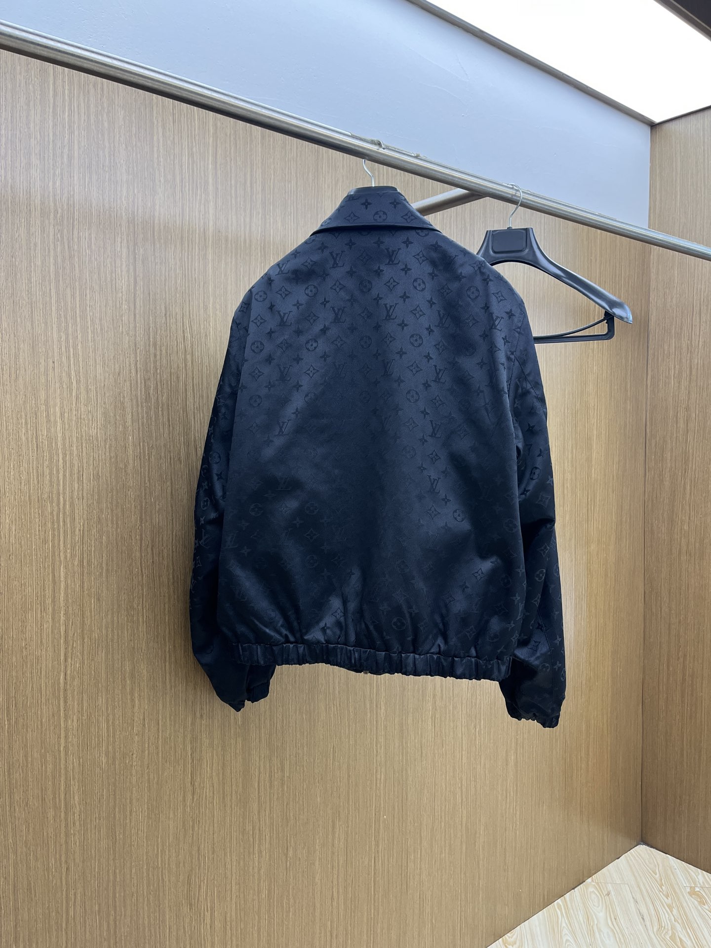 高品质 Louis Vuitton2025秋冬新款双面夹克 LV这款外套采用经典翻领双面穿款式，简约干练