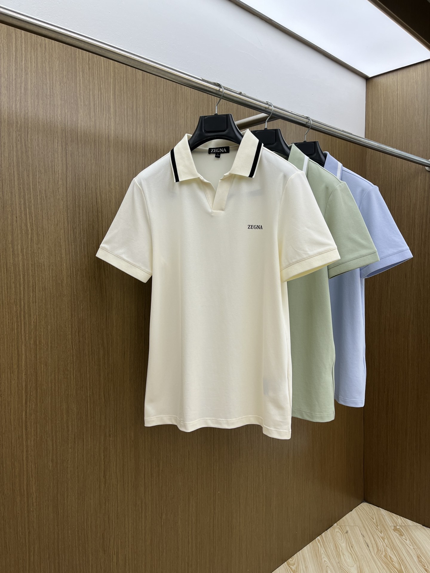 NO:478118,New product ZZ 2025 official website spring and summer new style, counter is launched simultaneously. Men's lapel short-sleeved POLO shirt, high-end main line series, imported bead mercerized cotton fabric, first-class texture, excellent skin-friendly, silky and delicate touch, fashionable three-button opening and closing placket design, paired with small lapels and fashionable and age-reducing, fms' upper body has a full Italian tone and full shape. M-4XL, T-shirt, alexander wang19860909新品 ZZ 2025官网春夏新款 专柜同步上市 男士翻领短袖POLO衫,高端主线系列,进口珠地丝光棉面料,质感一流,亲肤性极佳,触感丝滑细腻,时尚三扣开合门襟设计,搭配小翻领时尚且减龄,fms上身满满的意式腔调感,型格十足.码数M-4XL,,T-shirt,alexander wang,Men's clothing