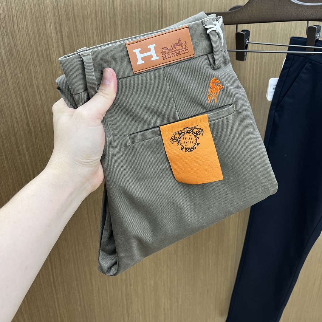 秋冬 HER 🔥🔥ss秋冬新品，官网同步有售，男士高端商务休闲西裤，高端进口面料，带弹力，后面采用硅胶字