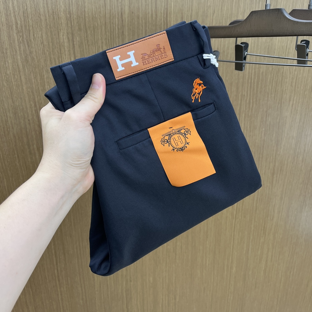 秋冬 Her 🔥🔥ss秋冬新品，官网同步有售，男士高端商务休闲西裤，高端进口面料，带弹力，后面采用硅胶字