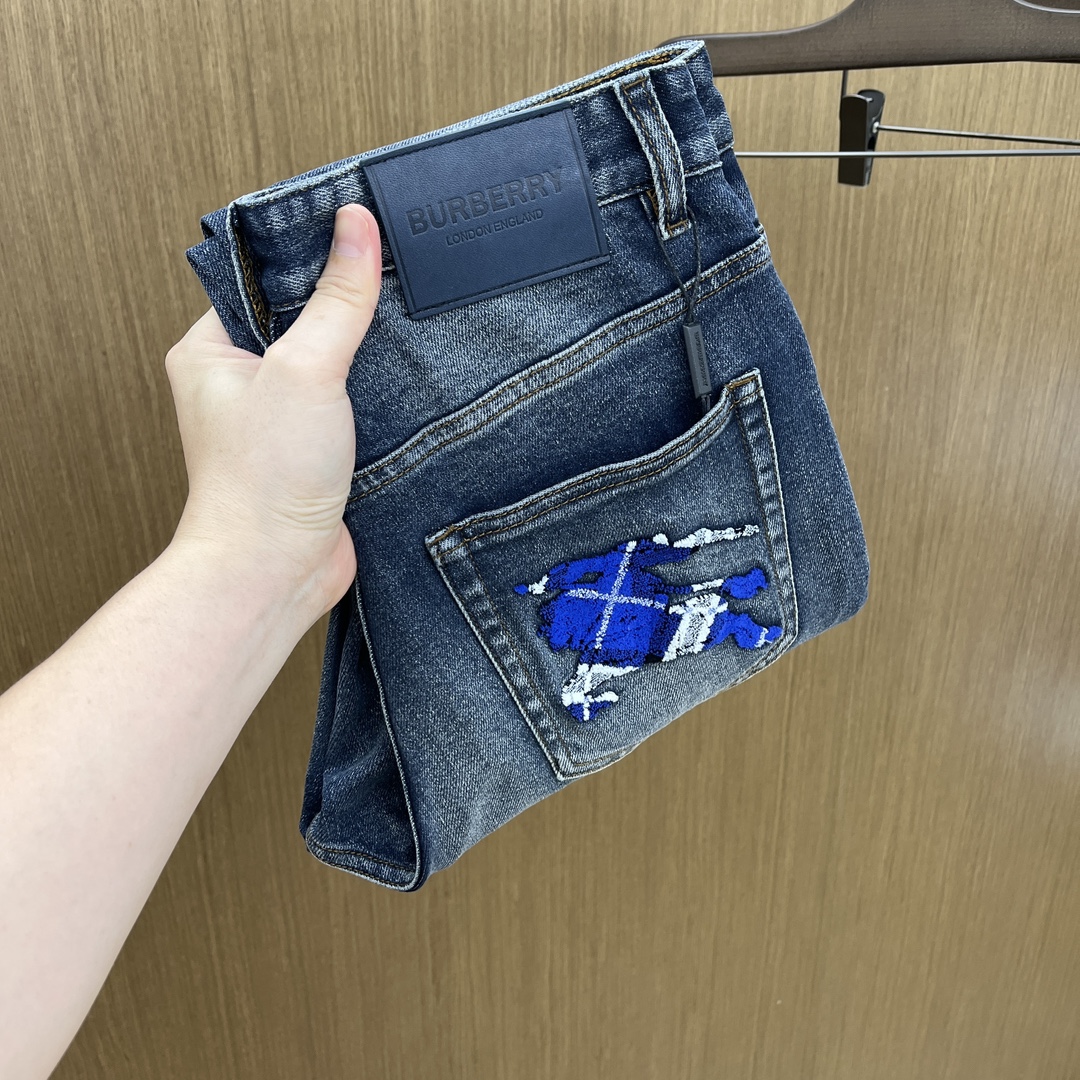 NO:481446,New product BBR high-end customization, the latest jeans in early spring 2025 are released simultaneously on the counter. Original customization replica. Customer-supplied hardware and accessories. Original quality. Imported denim fabric heavy-duty washing. Boutique leather brand. Fine workmanship and excellent upper body!  FAM preferred single product number 30-38 no 35.37, jeans, alexander wang19860909新品 BBR 高端定制、2025早春最新款牛仔裤 柜台同步发售 原版定制复刻 客供五金辅料 原单品质 进口牛仔面料重工洗水 精品皮牌 做工走线精细 上身绝佳！fam优选单品 码数30-38无35.37,,jeans,alexander wang,Men's clothing