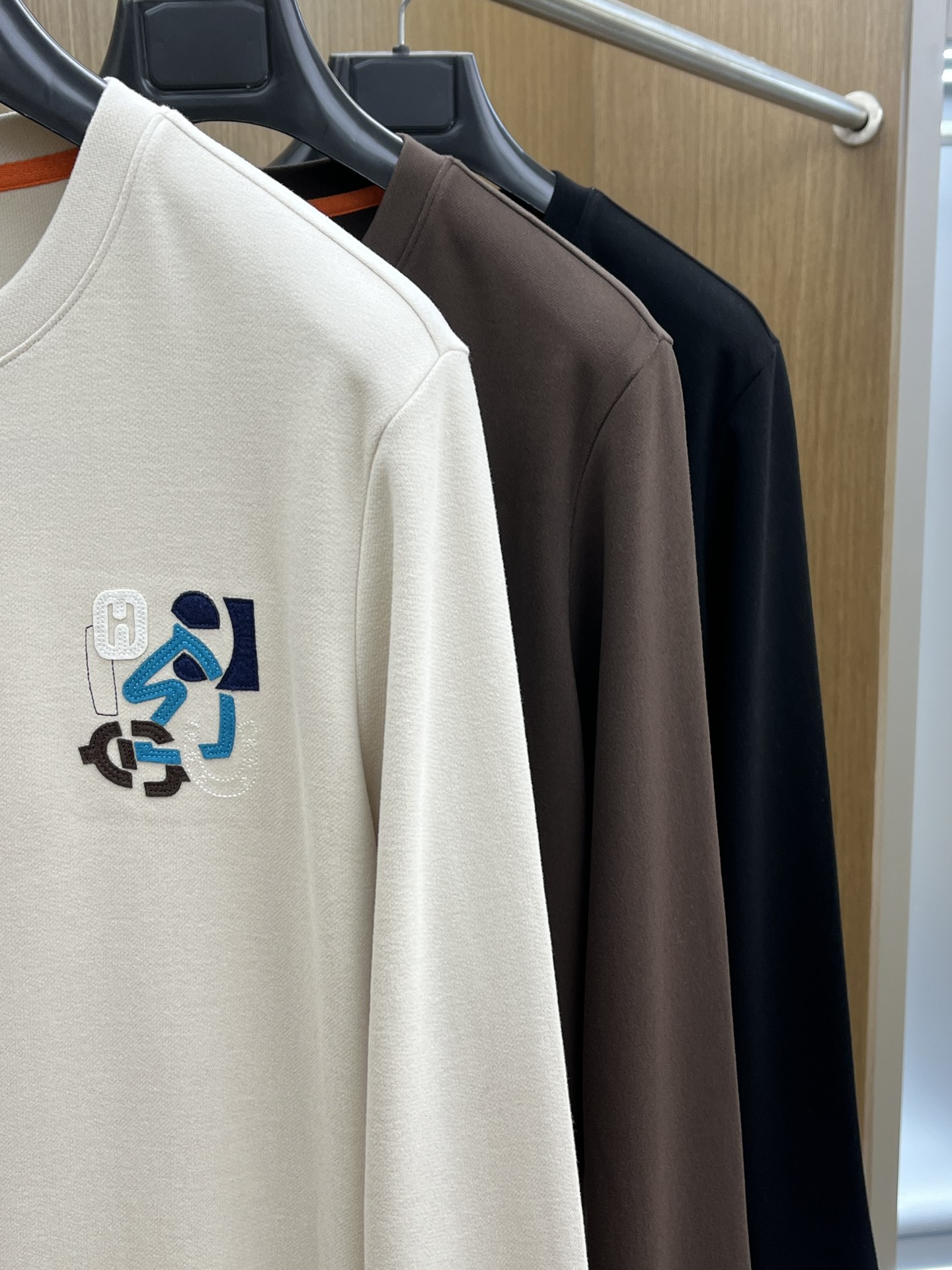 秋冬 Her 🔥早秋新款首发专柜最新款长袖圆领羊毛T恤 高端订制 设计前卫时尚！品牌logo工艺设计 高