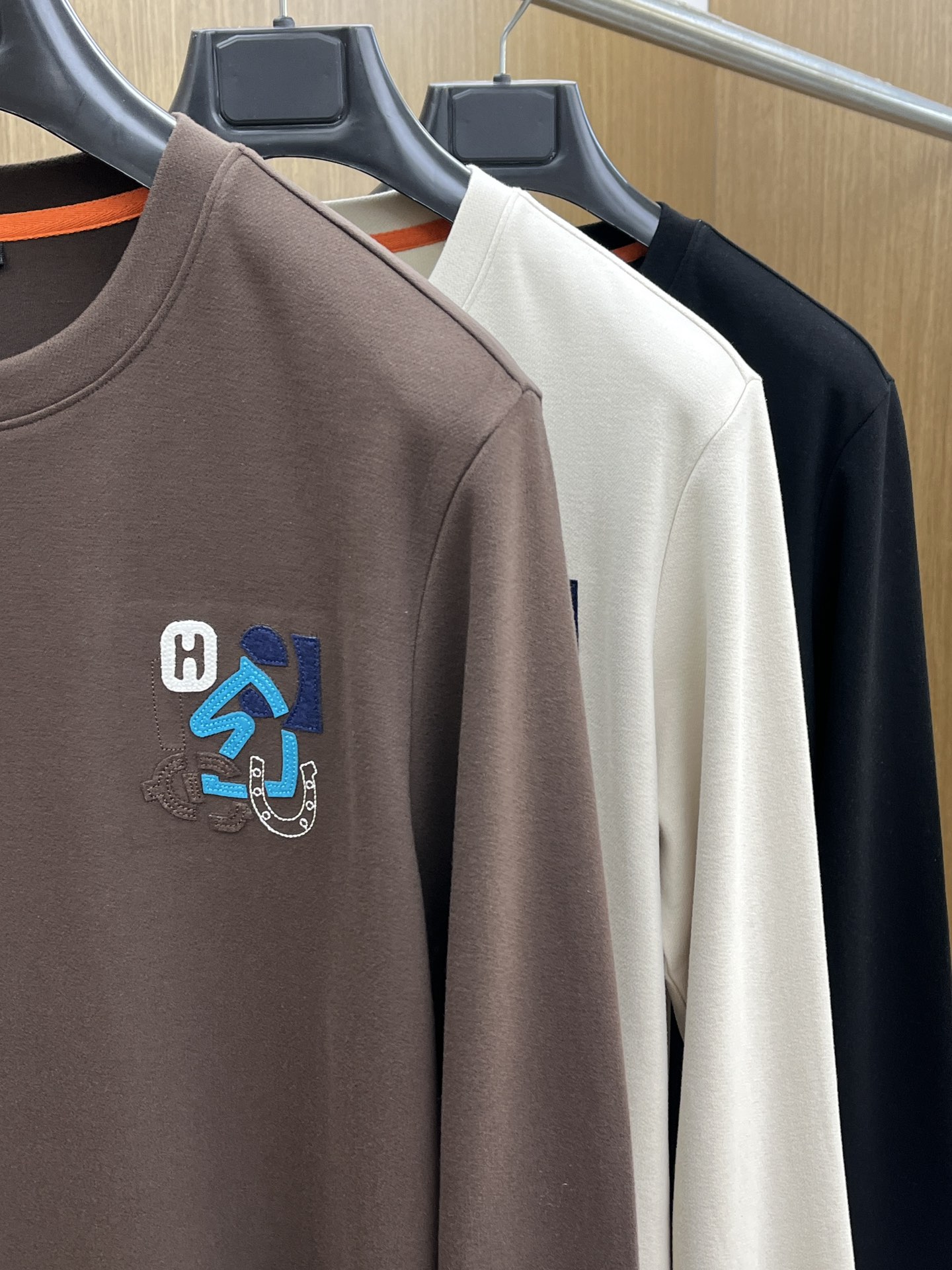 秋冬 Her 🔥早秋新款首发专柜最新款长袖圆领羊毛T恤 高端订制 设计前卫时尚！品牌logo工艺设计 高