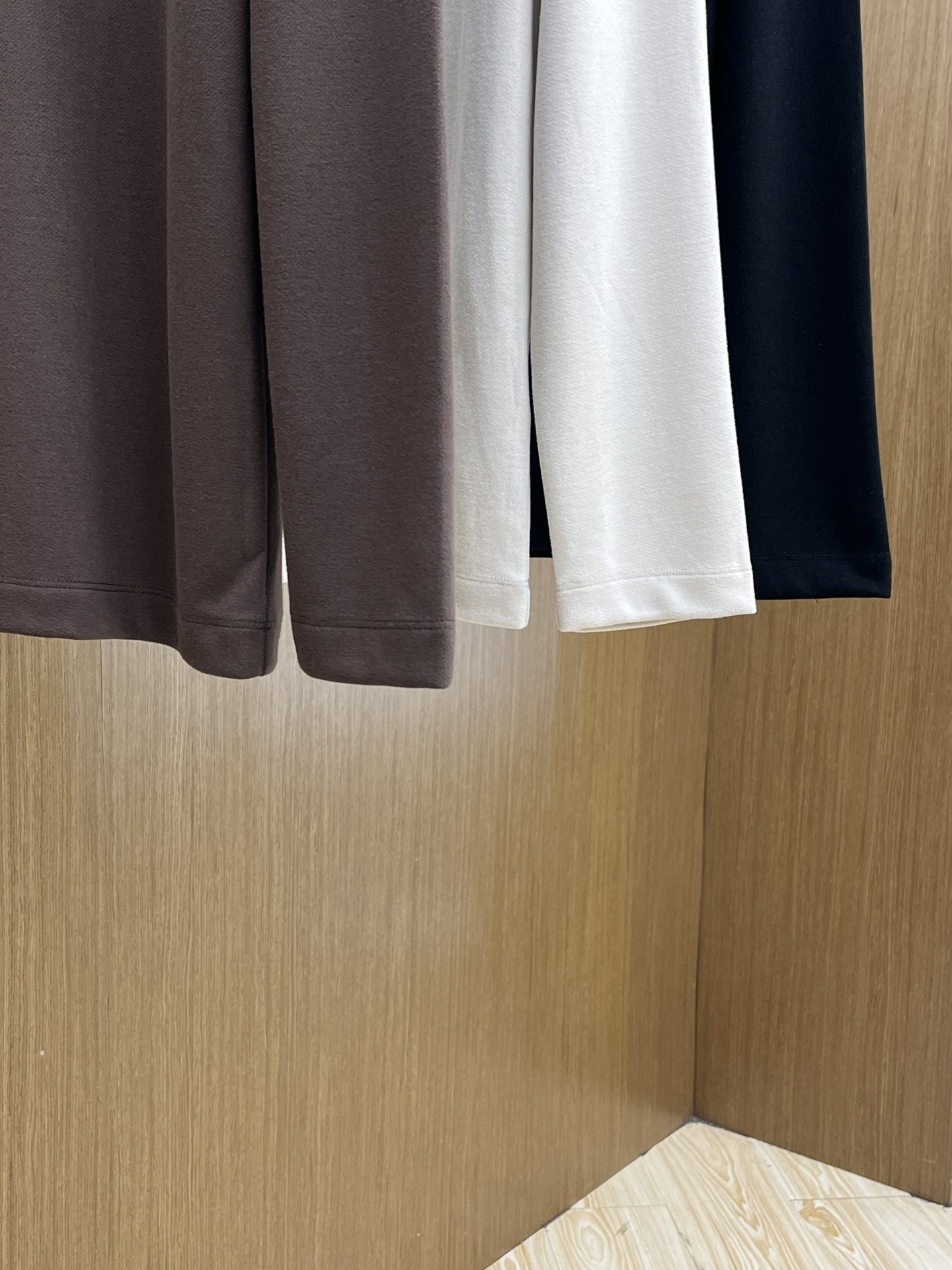 秋冬 Her 🔥早秋新款首发专柜最新款长袖圆领羊毛T恤 高端订制 设计前卫时尚！品牌logo工艺设计 高