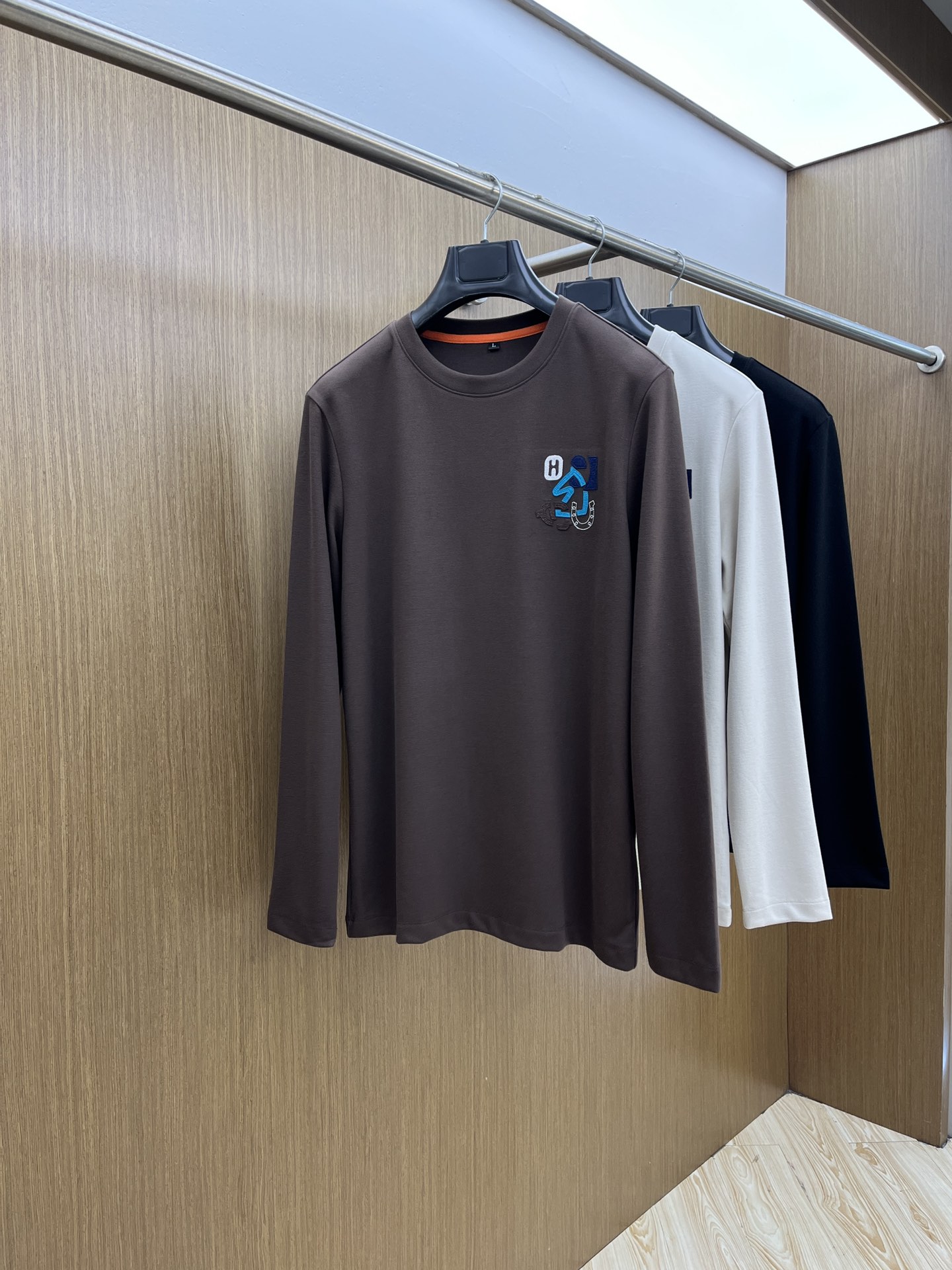 秋冬 Her 🔥早秋新款首发专柜最新款长袖圆领羊毛T恤 高端订制 设计前卫时尚！品牌logo工艺设计 高