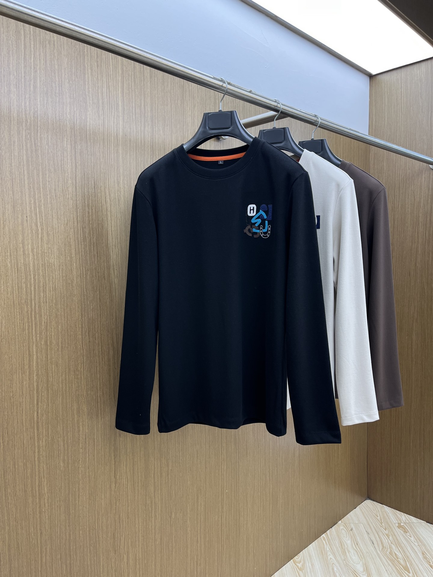 NO:472902,Autumn and Winter Her early autumn new style first-time counter latest long-sleeved round-neck wool T-shirt, high-end customization, avant-garde and fashionable design!  Brand logo craft design High-end customized long-length cotton fabric. It feels soft and comfortable to wear. The counter-level exquisite car line. JNB is finely made. The upper body effect is invincible and handsome!  A must-have item for handsome men!  Code number M-4XL, tees, t-shirt, alexander wang19860909秋冬 Her 早秋新款首发专柜最新款长袖圆领羊毛T恤 高端订制 设计前卫时尚！品牌logo工艺设计 高端定制长绒棉面料.手感柔软.穿着舒适.专柜级别精致车线.jnb做工精细.上身效果无敌帅气！型男必备单品！ 码数M-4XL,,tees，t-shirt,alexander wang,Men's clothing