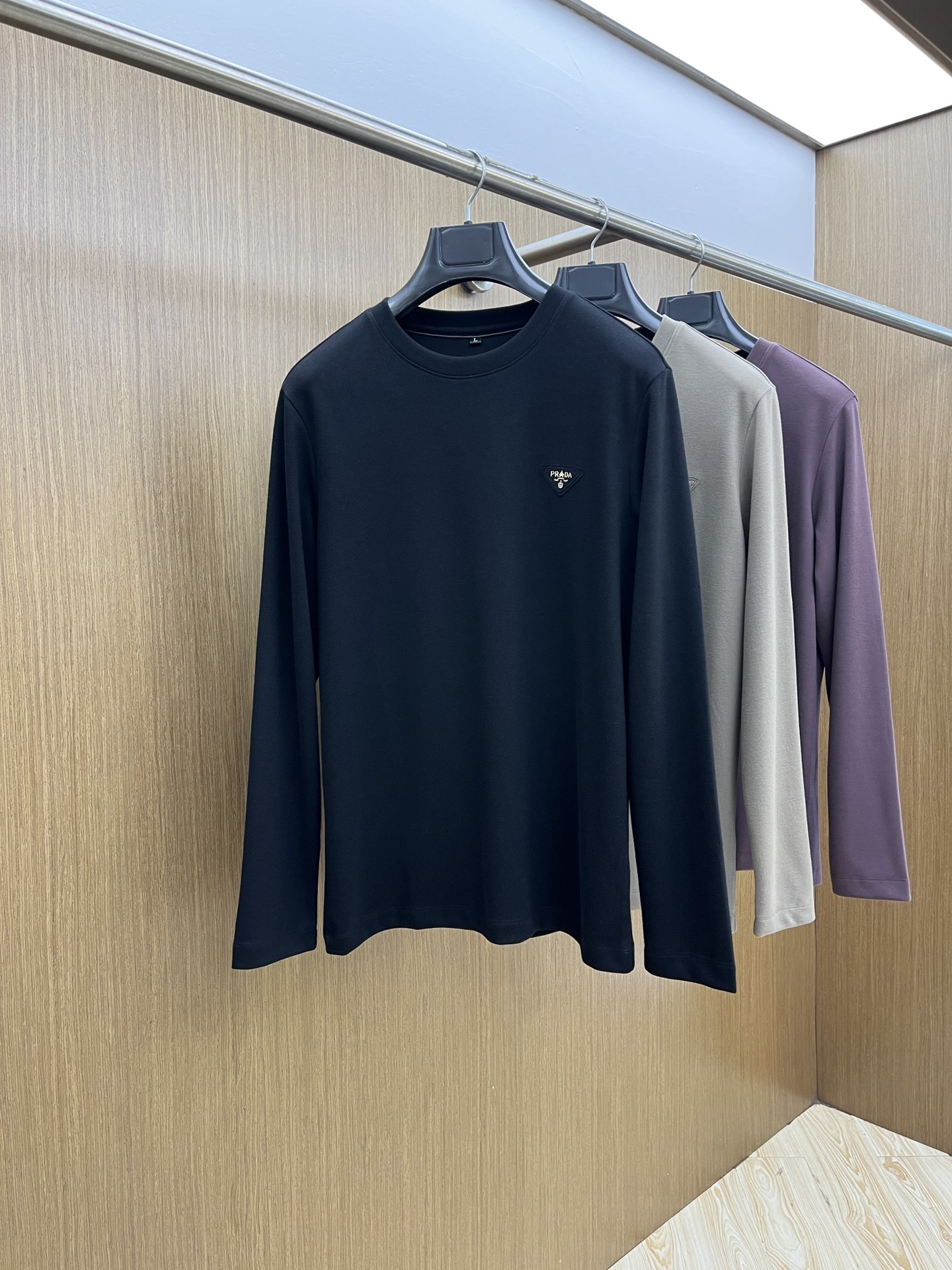 NO:472906,Autumn and Winter PD Early Autumn New First Counter New Long Sleeve Round Neck Wool T-shirt High-end Customization Design Avant-garde and fashionable!  Brand logo craft design High-end customized long-length cotton fabric. It feels soft and comfortable to wear. The counter-level exquisite car line. JNB is finely made. The upper body effect is invincible and handsome!  A must-have item for handsome men!  Code number M-4XL, tees, t-shirt, alexander wang19860909秋冬 PD 早秋新款首发专柜最新款长袖圆领羊毛T恤 高端订制 设计前卫时尚！品牌logo工艺设计 高端定制长绒棉面料.手感柔软.穿着舒适.专柜级别精致车线.jnb做工精细.上身效果无敌帅气！型男必备单品！ 码数M-4XL,,tees，t-shirt,alexander wang,Men's clothing