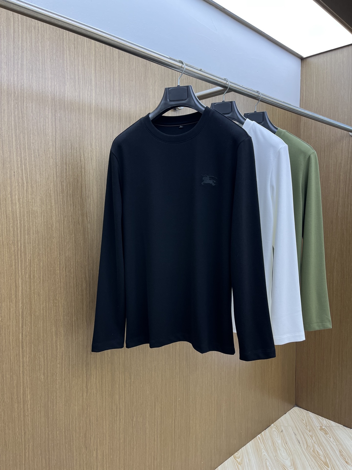 NO:472910,Autumn and Winter BBR Early Autumn New First Counter New Long Sleeve Round Neck Wool T-shirt High-end Customization Design Avant-garde and fashionable!  Brand logo craft design High-end customized long-length cotton fabric. It feels soft and comfortable to wear. The counter-level exquisite car line. JNB is finely made. The upper body effect is invincible and handsome!  A must-have item for handsome men!  Code number M-4XL, tees, t-shirt, alexander wang19860909秋冬 BBR 早秋新款首发专柜最新款长袖圆领羊毛T恤 高端订制 设计前卫时尚！品牌logo工艺设计 高端定制长绒棉面料.手感柔软.穿着舒适.专柜级别精致车线.jnb做工精细.上身效果无敌帅气！型男必备单品！ 码数M-4XL,,tees，t-shirt,alexander wang,Men's clothing