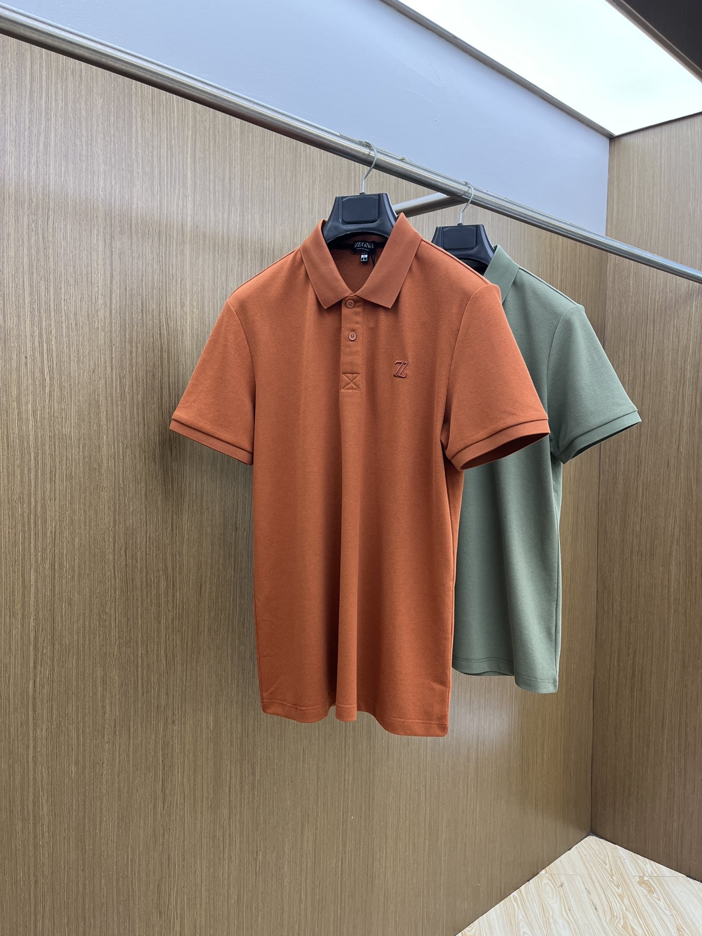 NO:475295,New ZZ Spring and Summer New Men's Short-Sleeve Polo Shirt, the latest brand design elements!  Neither monotonous nor complicated, it shows taste just right!  Customer-supplied top-quality custom bead flooring fabrics!  Comfortable, sweat-absorbing and breathable, the unique high-end fabric presents a simple and elegant temperament!  Clarinet plaid pattern design!  Leather logo pattern design on chest!  Full three-dimensional! Standard cutting design!  Every detail is a reflection of high-end fashion. FDL size: M-4XL, T-shirt, alexander wang19860909新款 ZZ 春夏新款男士短袖Polo衫,品牌最新设计元素！既不单调也不复杂,恰到好处的展现品味！客供顶级定制珠地棉面料！舒适吸汗透气根本不在话下,面料独具的高奢感呈现简约优雅气质！领口格子图案设计！胸前皮革logo图案设计！饱满立体!标准裁剪设计！每一处细节都是与高端时尚同步的体现fdl 尺码:M-4XL,,T-shirt,alexander wang,Men's clothing