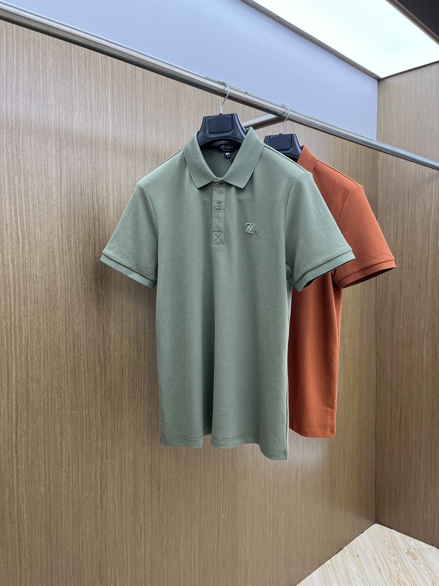 NO:475304,New Zz Spring and Summer New Men's Short-sleeved Polo Shirt, the latest brand design elements!  Neither monotonous nor complicated, it shows taste just right!  Customer-supplied top-quality custom bead flooring fabrics!  Comfortable, sweat-absorbing and breathable, the unique high-end fabric presents a simple and elegant temperament!  Clarinet plaid pattern design!  Leather logo pattern design on chest!  Full three-dimensional! Standard cutting design!  Every detail is a reflection of high-end fashion. FDL size: M-4XL, T-shirt, alexander wang19860909新款 Zz 春夏新款男士短袖Polo衫,品牌最新设计元素！既不单调也不复杂,恰到好处的展现品味！客供顶级定制珠地棉面料！舒适吸汗透气根本不在话下,面料独具的高奢感呈现简约优雅气质！领口格子图案设计！胸前皮革logo图案设计！饱满立体!标准裁剪设计！每一处细节都是与高端时尚同步的体现fdl 尺码:M-4XL,,T-shirt,alexander wang,Men's clothing