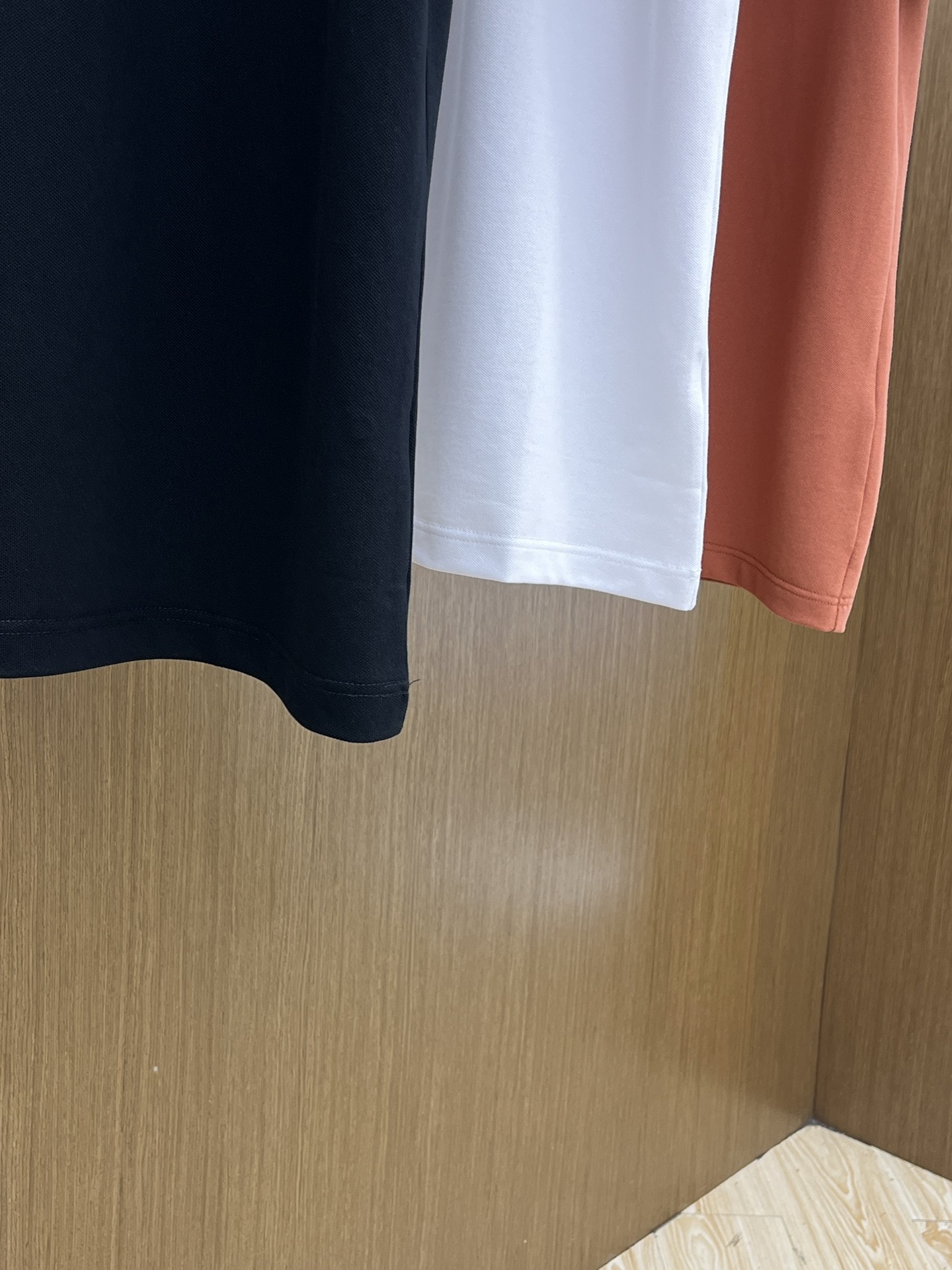 新款 LV 🔥🔥春夏新款男士短袖Polo衫，品牌最新设计元素！既不单调也不复杂,恰到好处的展现品味！客供