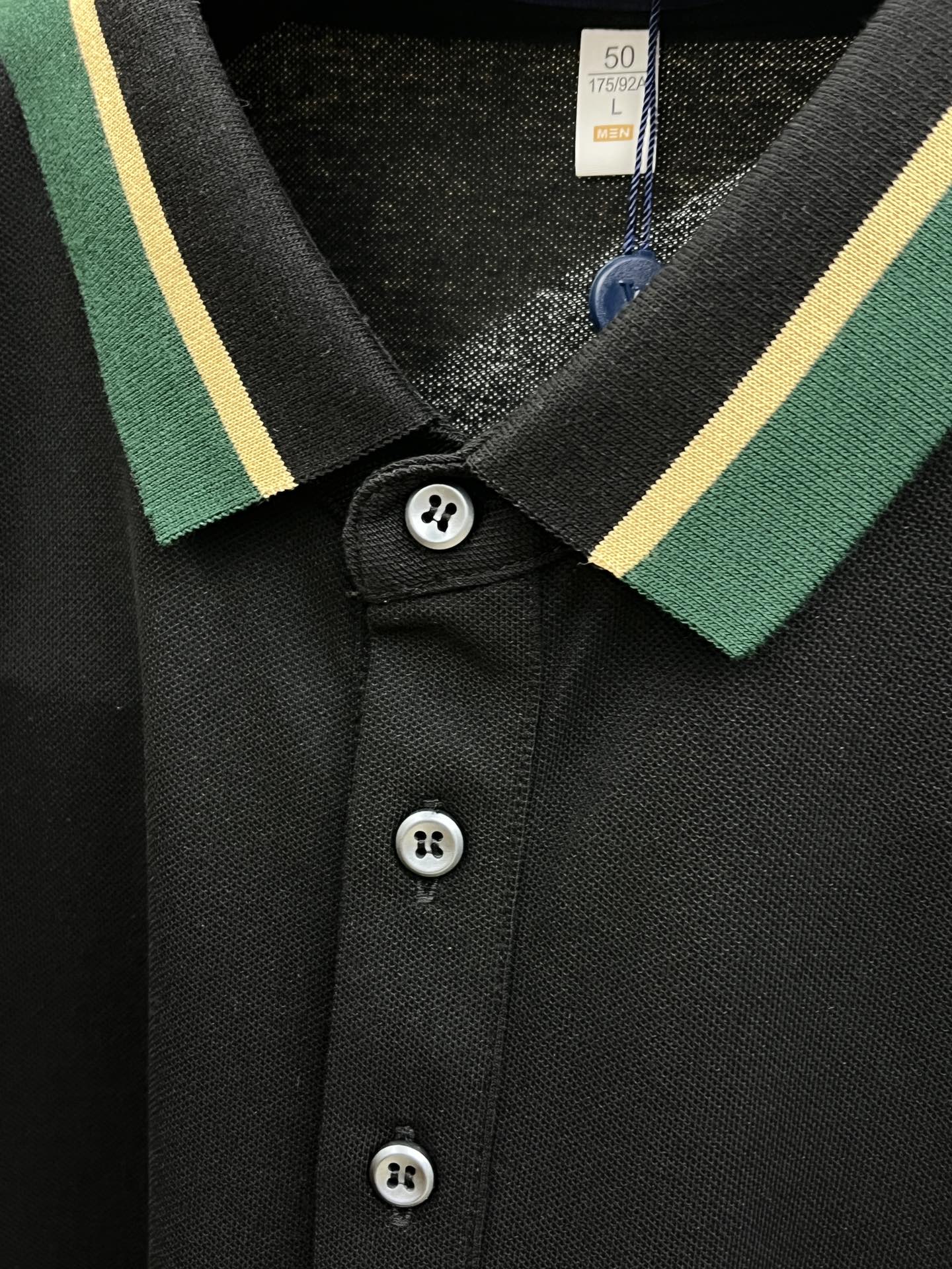 新款 LV 🔥🔥春夏新款男士短袖Polo衫，品牌最新设计元素！既不单调也不复杂,恰到好处的展现品味！客供