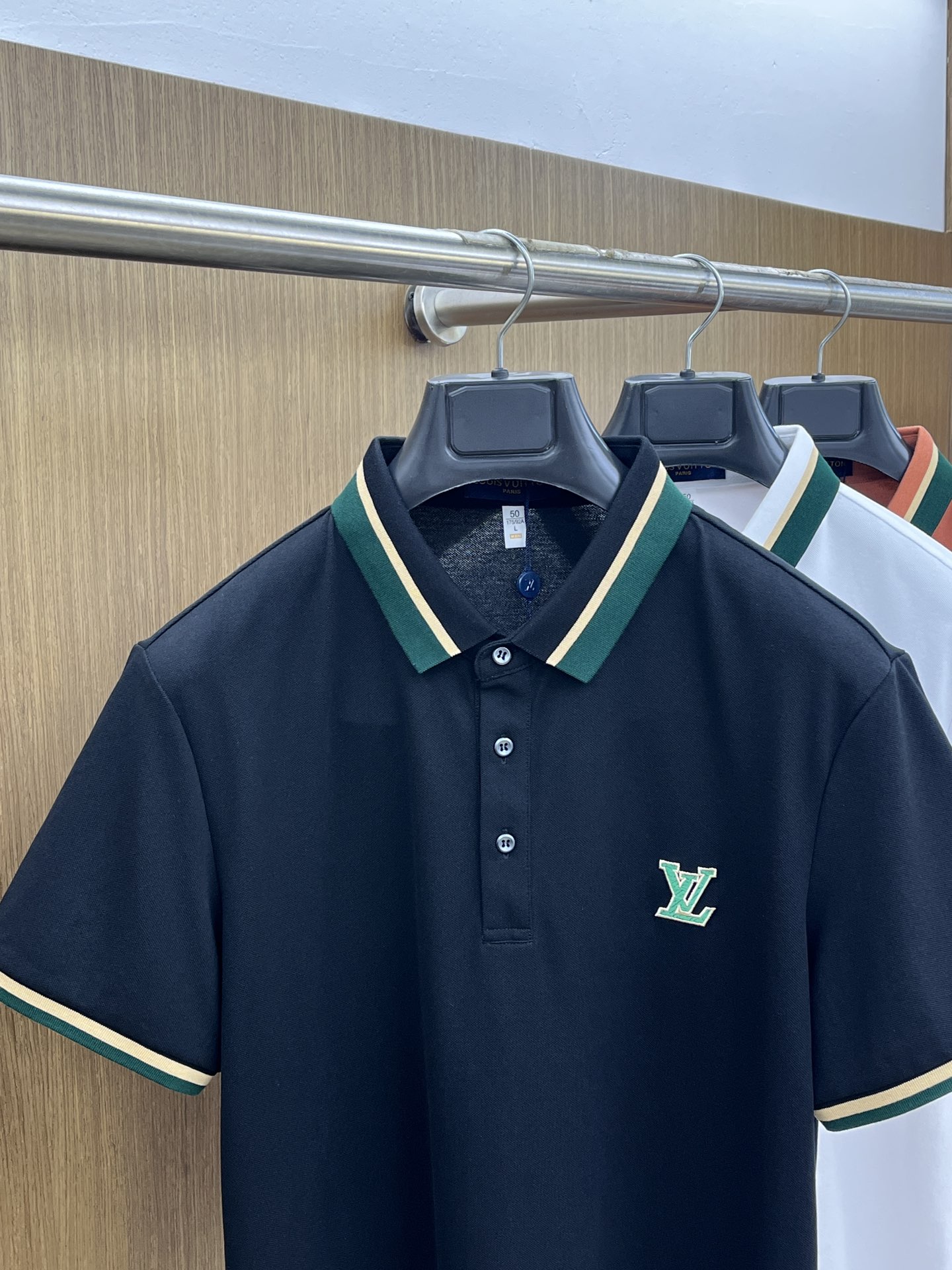 新款 LV 🔥🔥春夏新款男士短袖Polo衫，品牌最新设计元素！既不单调也不复杂,恰到好处的展现品味！客供