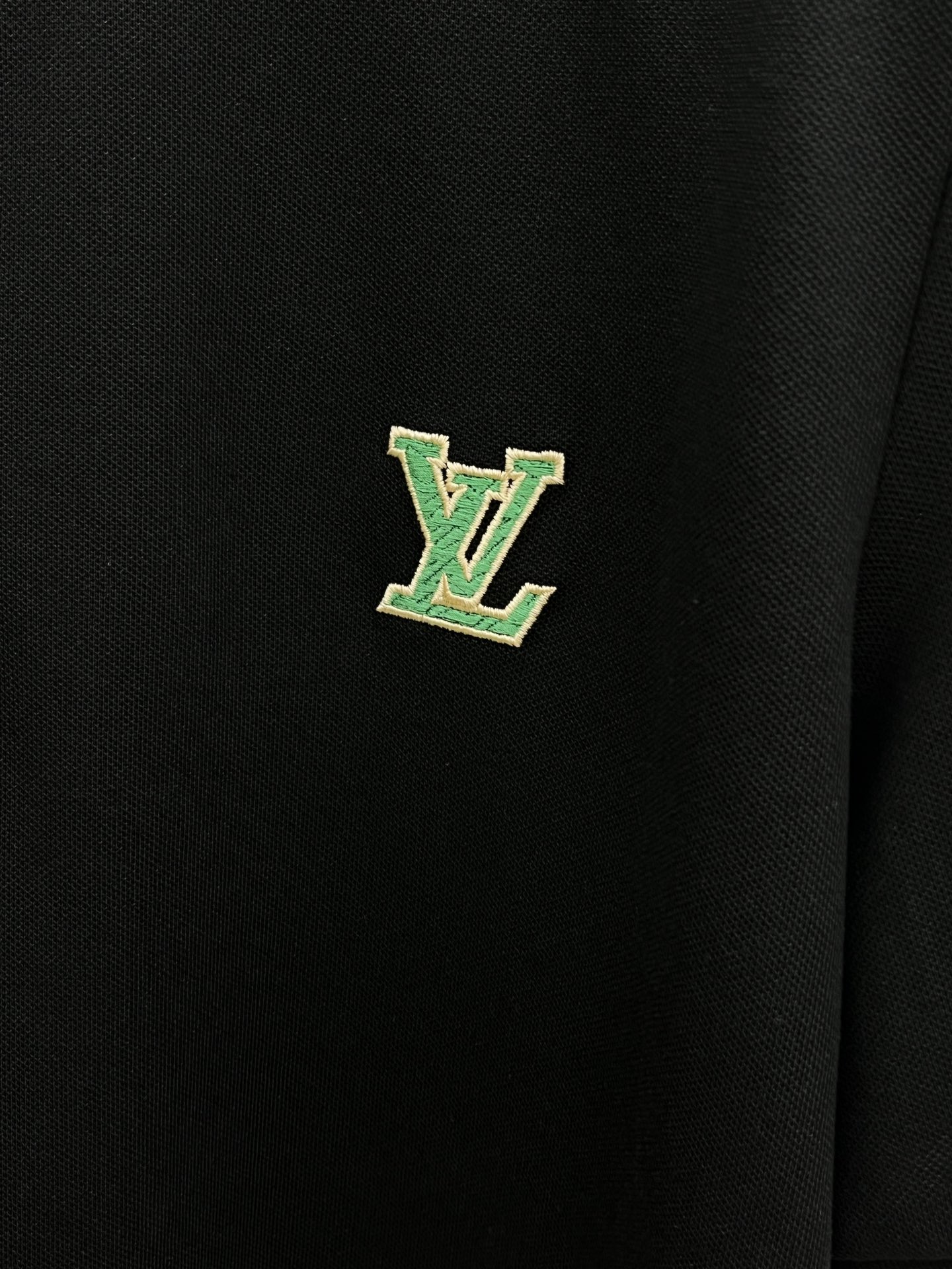 新款 LV 🔥🔥春夏新款男士短袖Polo衫，品牌最新设计元素！既不单调也不复杂,恰到好处的展现品味！客供