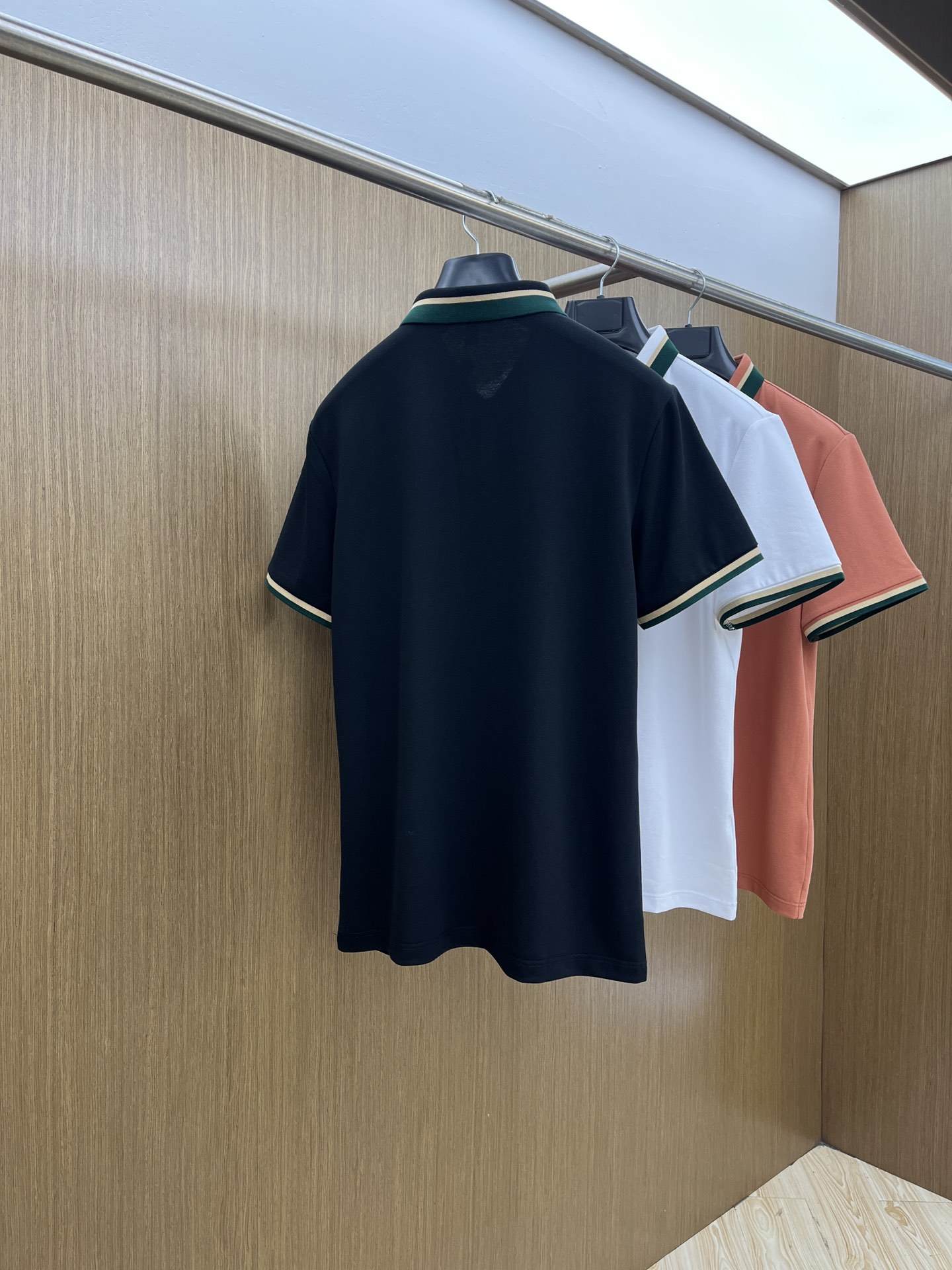 新款 LV 🔥🔥春夏新款男士短袖Polo衫，品牌最新设计元素！既不单调也不复杂,恰到好处的展现品味！客供