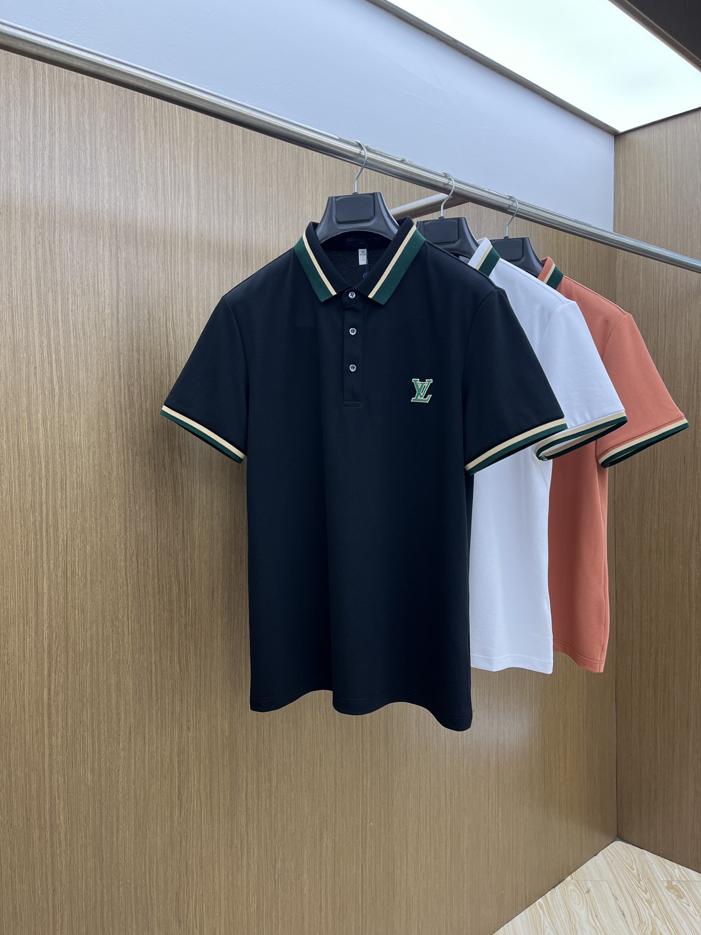 新款 LV 🔥🔥春夏新款男士短袖Polo衫，品牌最新设计元素！既不单调也不复杂,恰到好处的展现品味！客供