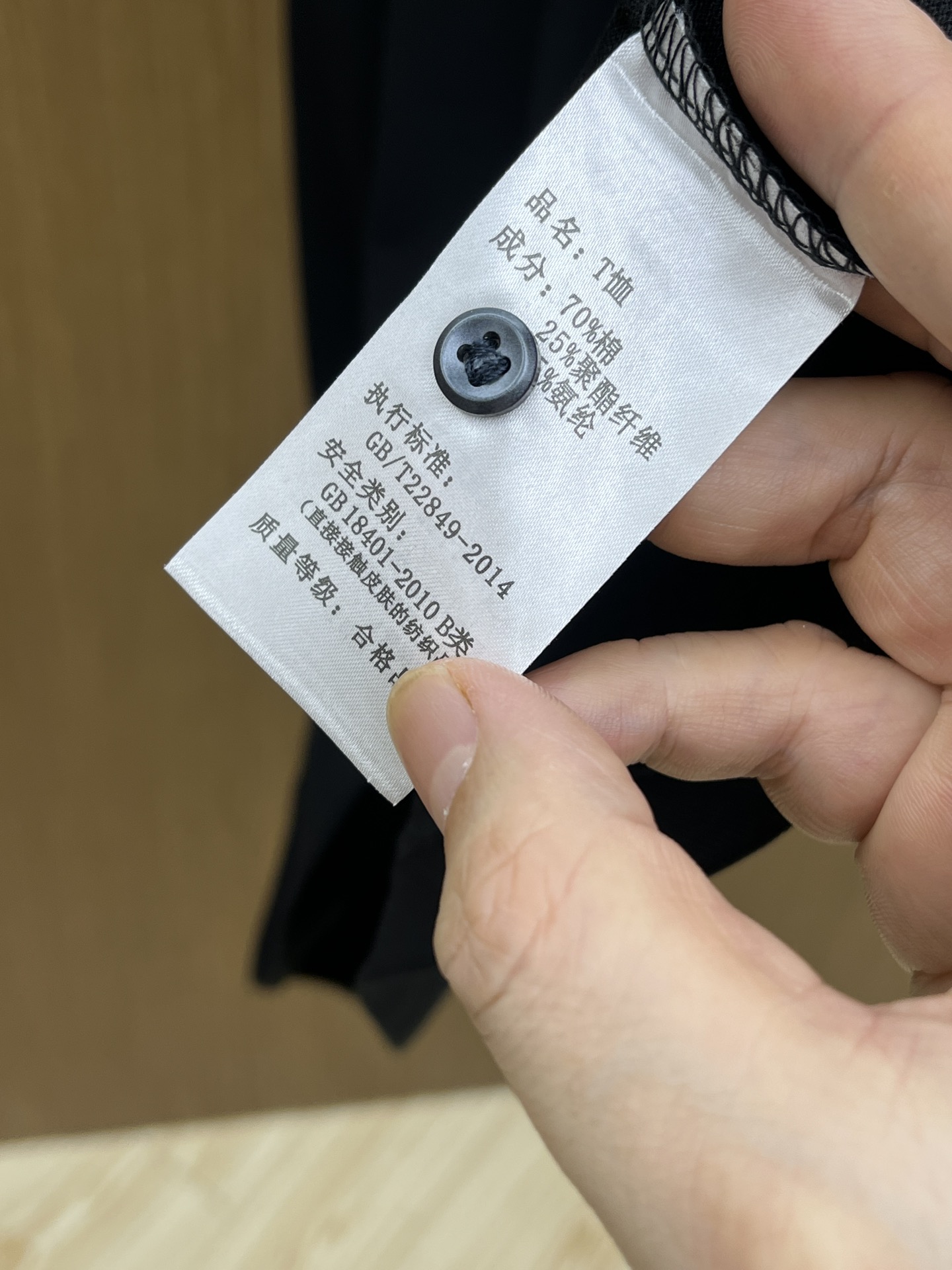 新款 LV 🔥🔥春夏新款男士短袖Polo衫，品牌最新设计元素！既不单调也不复杂,恰到好处的展现品味！客供