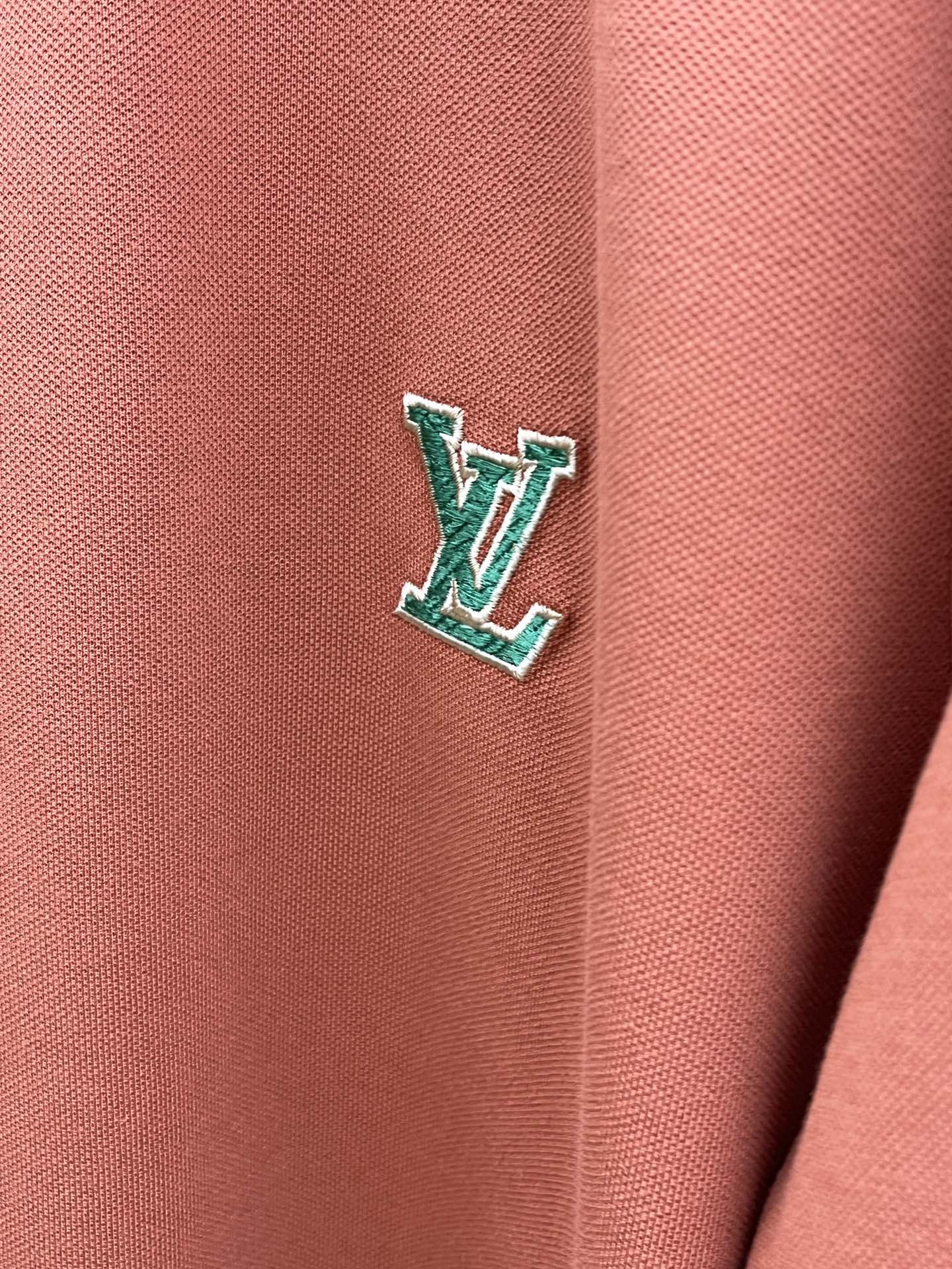 新款 LV 🔥🔥春夏新款男士短袖Polo衫，品牌最新设计元素！既不单调也不复杂,恰到好处的展现品味！客供