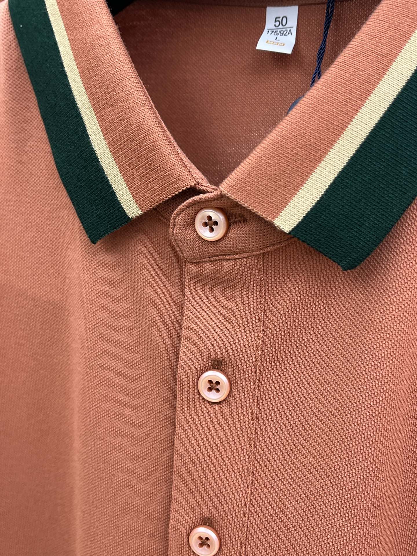 新款 LV 🔥🔥春夏新款男士短袖Polo衫，品牌最新设计元素！既不单调也不复杂,恰到好处的展现品味！客供