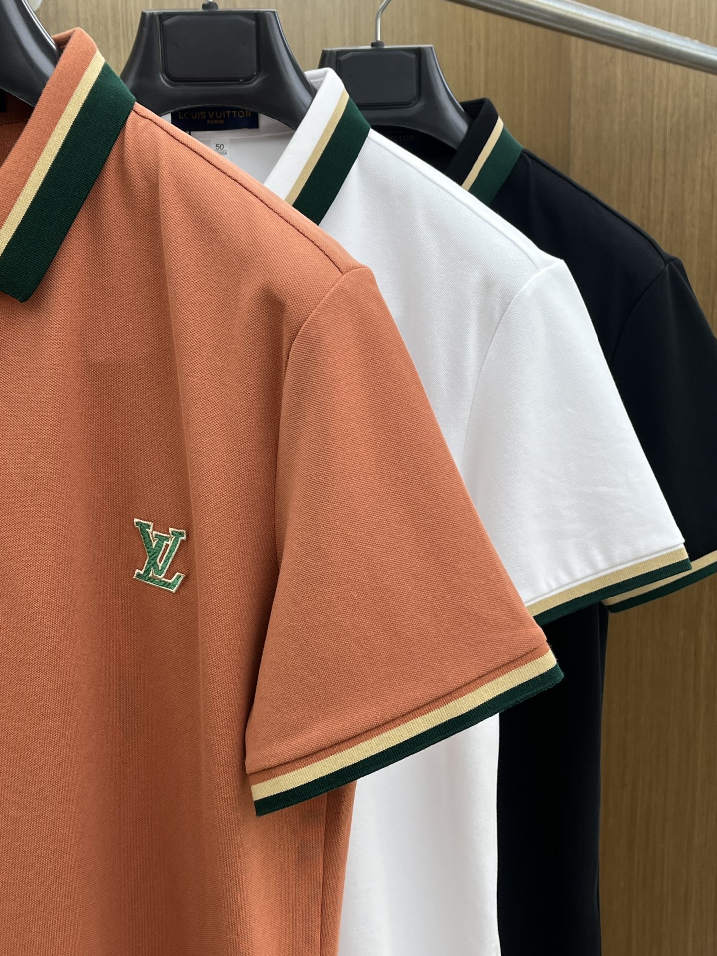 新款 LV 🔥🔥春夏新款男士短袖Polo衫，品牌最新设计元素！既不单调也不复杂,恰到好处的展现品味！客供