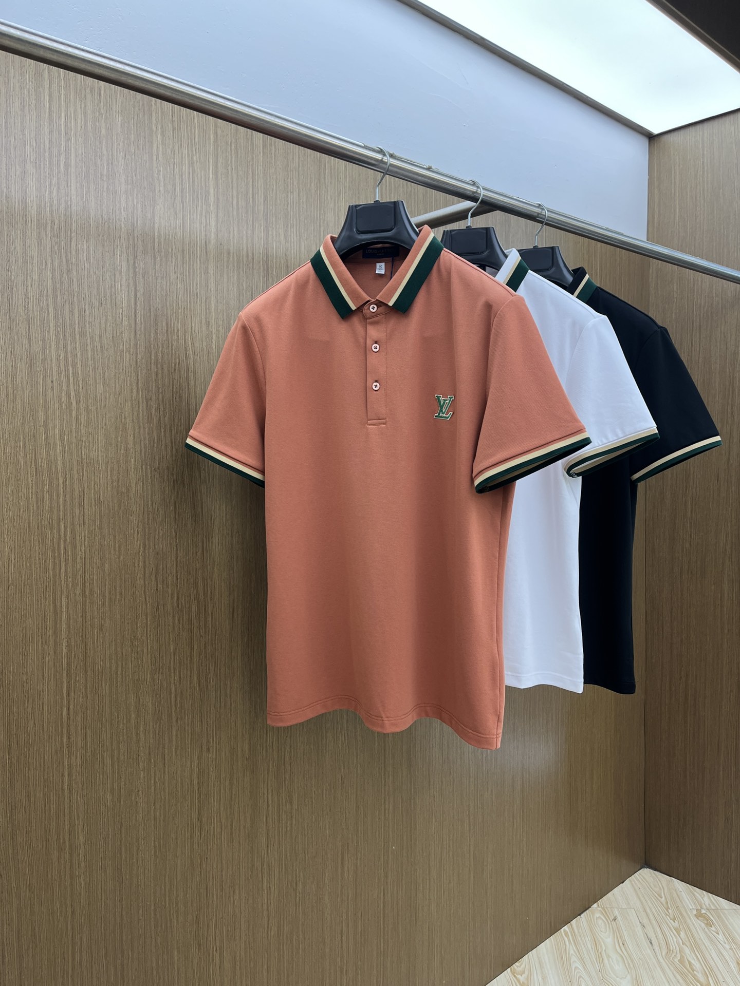 新款 LV 🔥🔥春夏新款男士短袖Polo衫，品牌最新设计元素！既不单调也不复杂,恰到好处的展现品味！客供