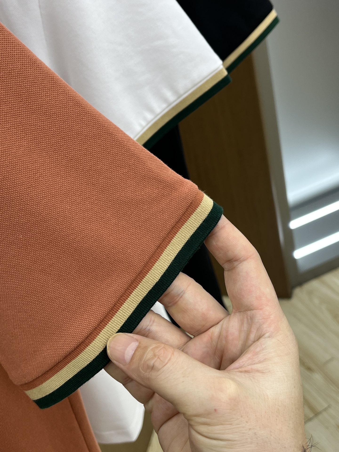 新款 LV 🔥🔥春夏新款男士短袖Polo衫，品牌最新设计元素！既不单调也不复杂,恰到好处的展现品味！客供