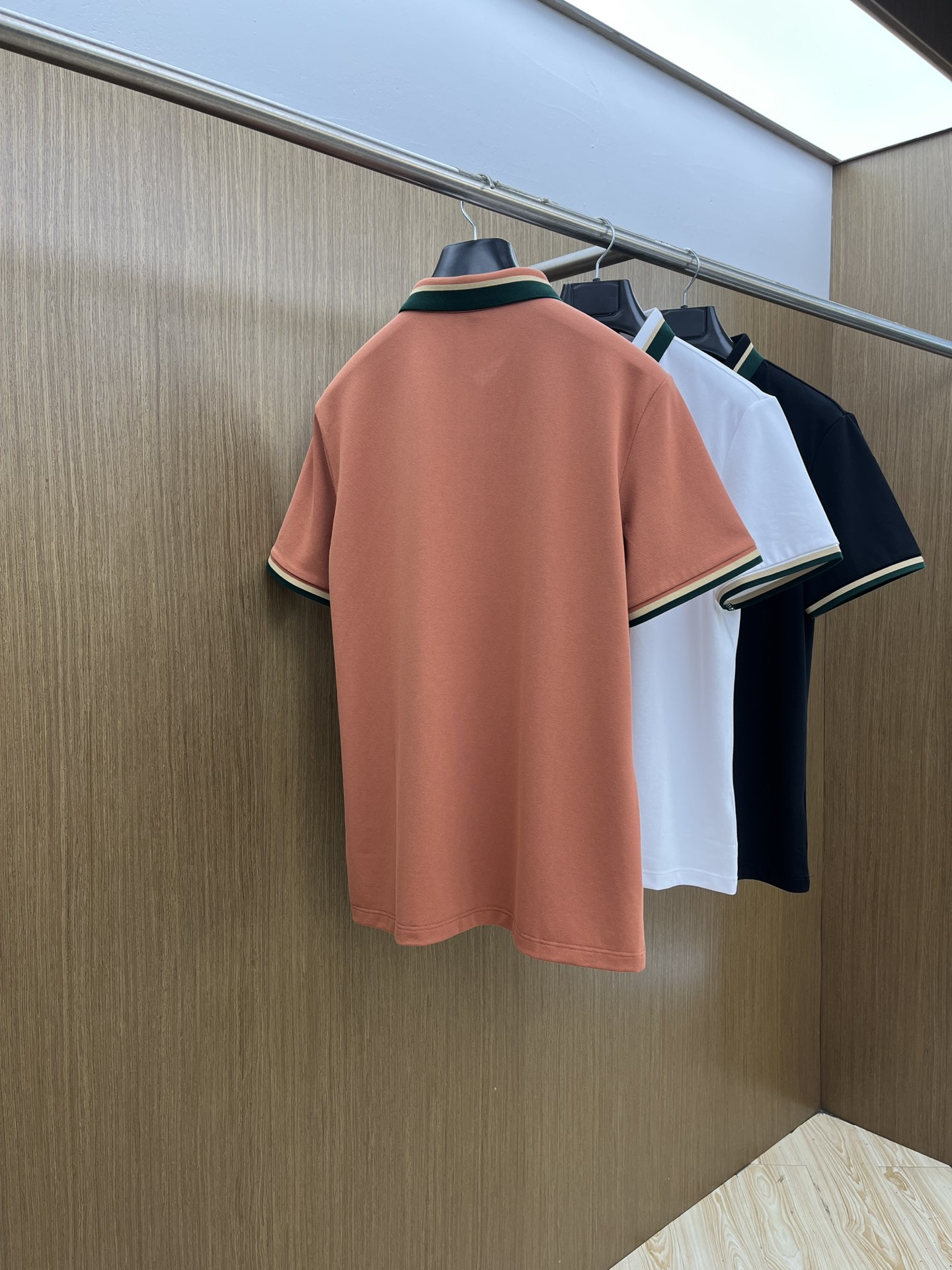 新款 LV 🔥🔥春夏新款男士短袖Polo衫，品牌最新设计元素！既不单调也不复杂,恰到好处的展现品味！客供