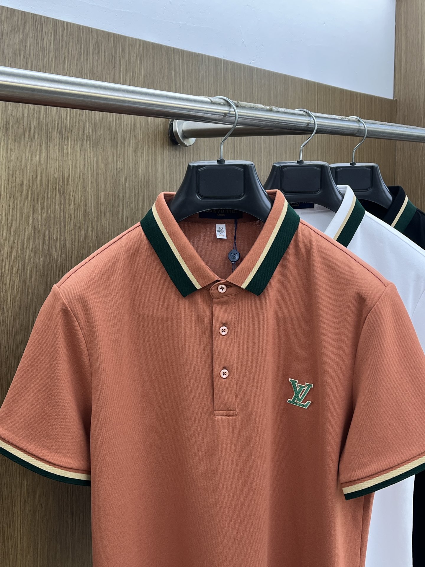 新款 LV 🔥🔥春夏新款男士短袖Polo衫，品牌最新设计元素！既不单调也不复杂,恰到好处的展现品味！客供