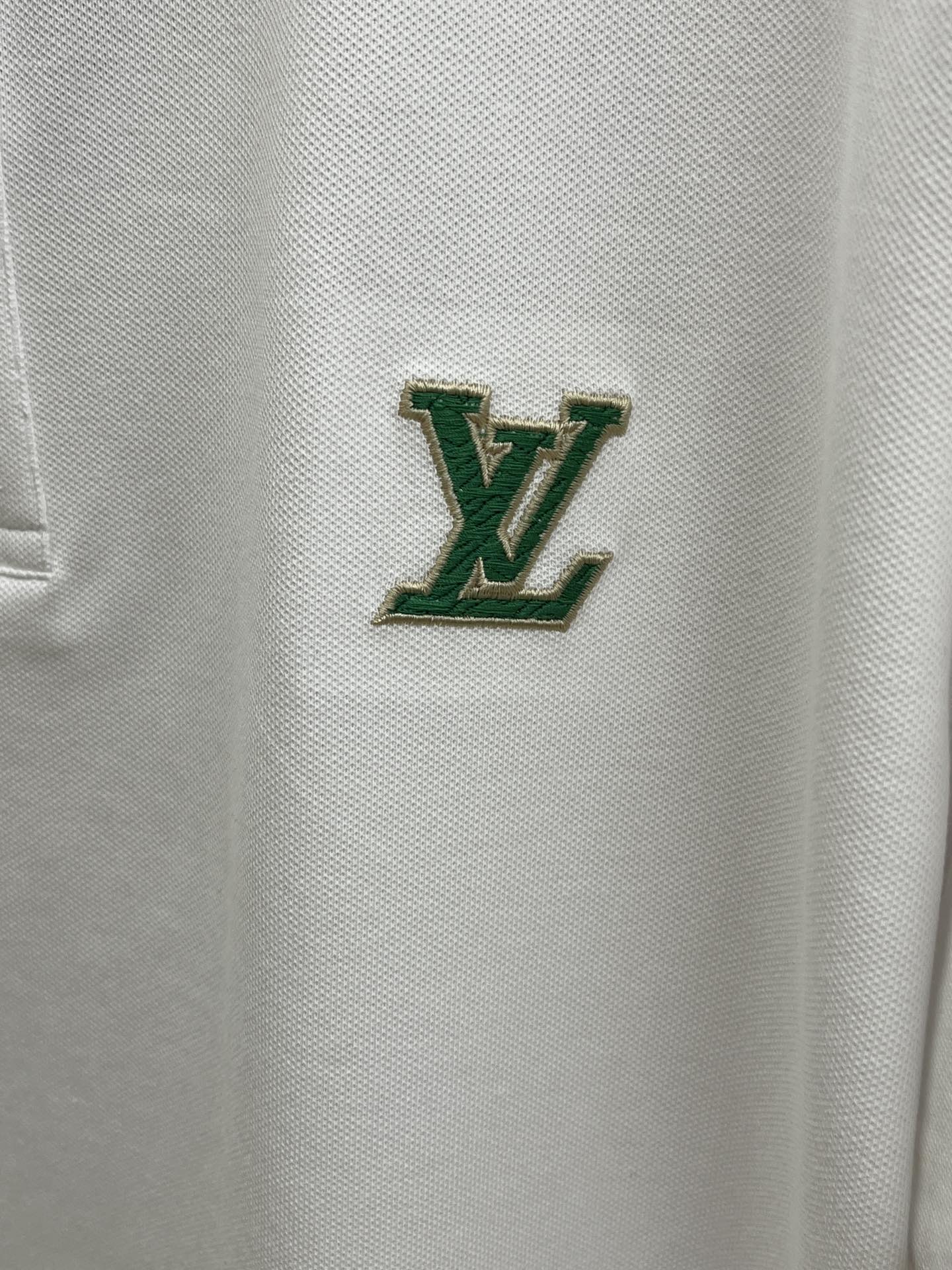 新款 LV 🔥🔥春夏新款男士短袖Polo衫，品牌最新设计元素！既不单调也不复杂,恰到好处的展现品味！客供