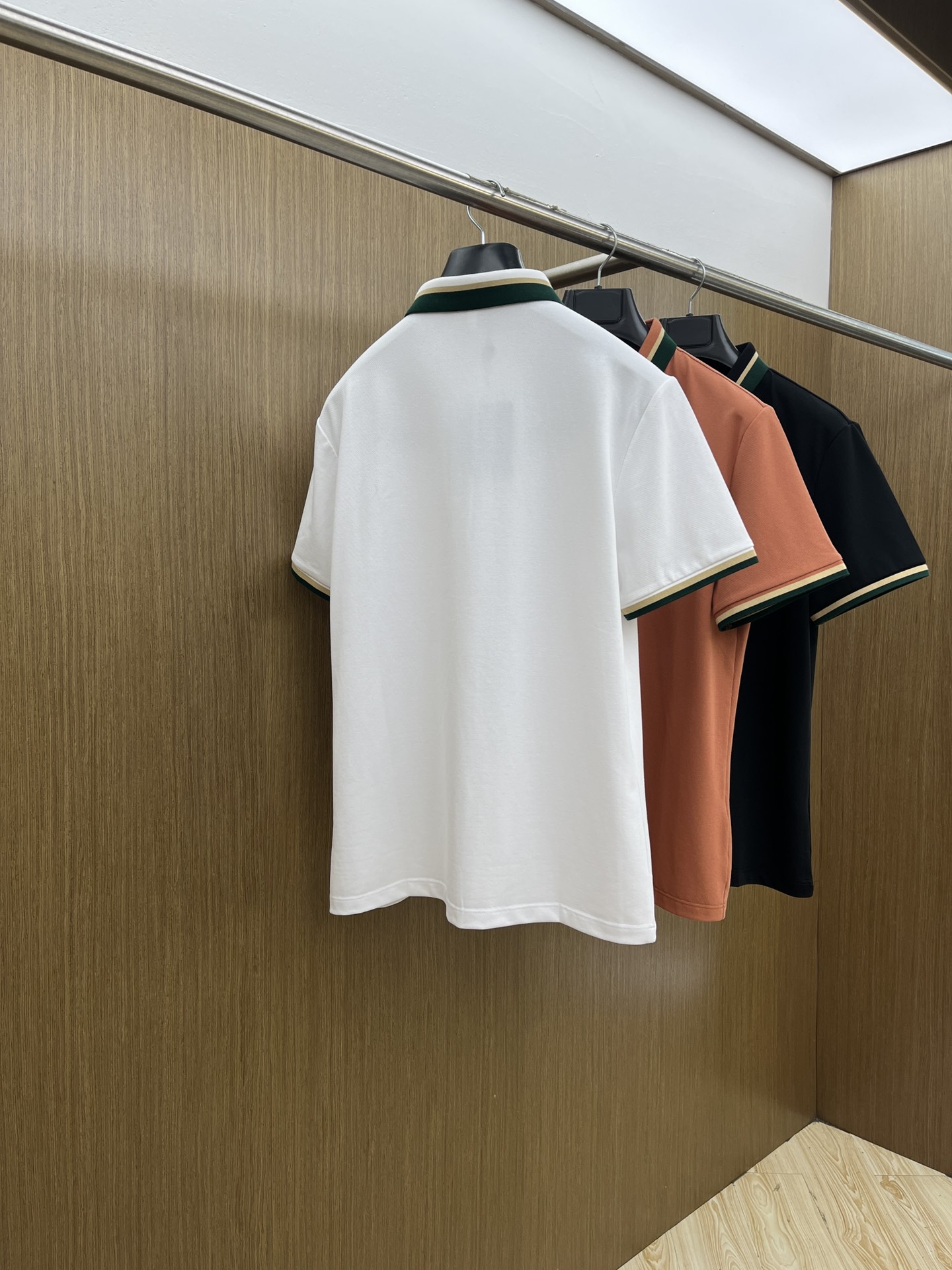 新款 LV 🔥🔥春夏新款男士短袖Polo衫，品牌最新设计元素！既不单调也不复杂,恰到好处的展现品味！客供