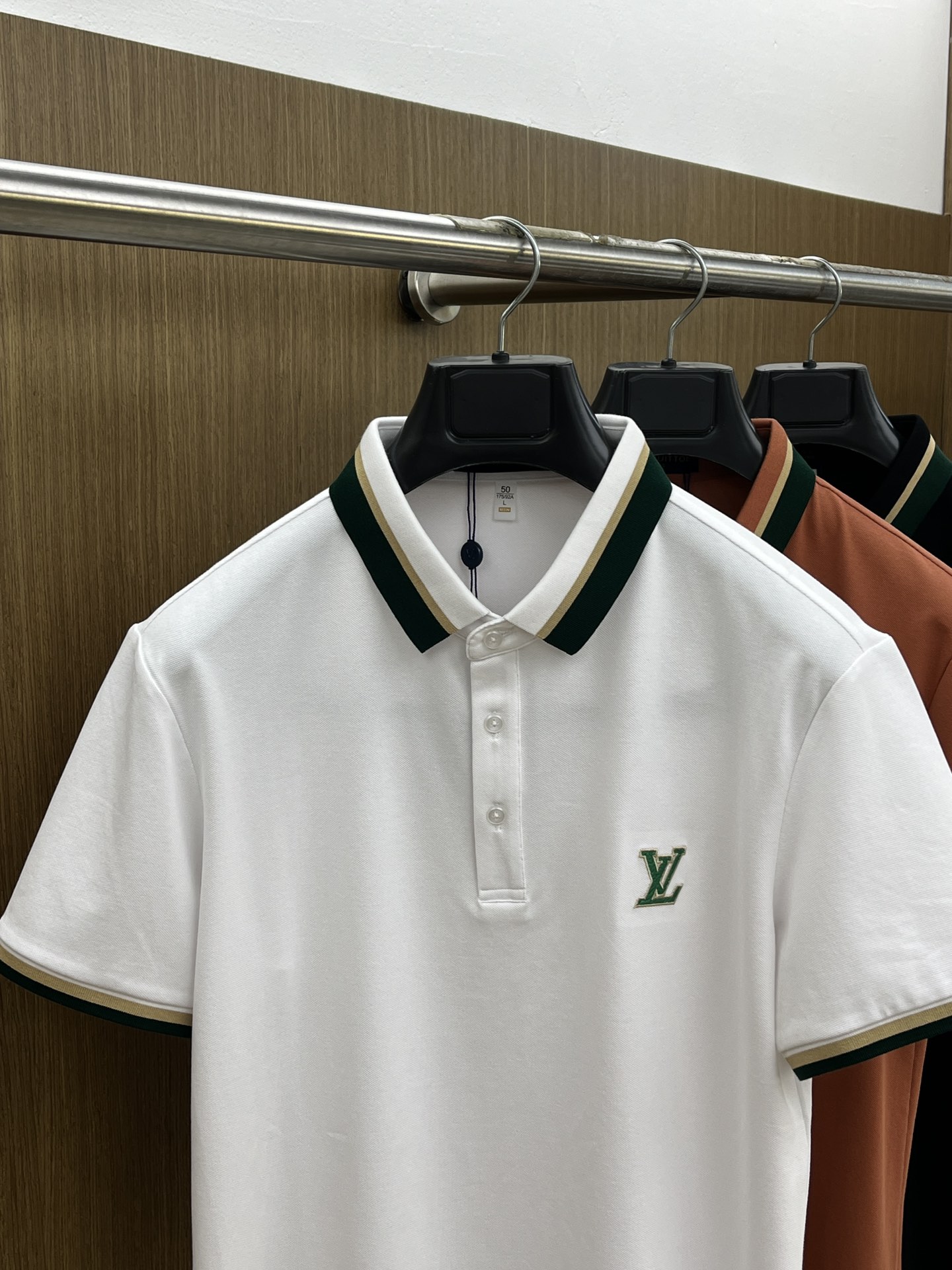 新款 LV 🔥🔥春夏新款男士短袖Polo衫，品牌最新设计元素！既不单调也不复杂,恰到好处的展现品味！客供